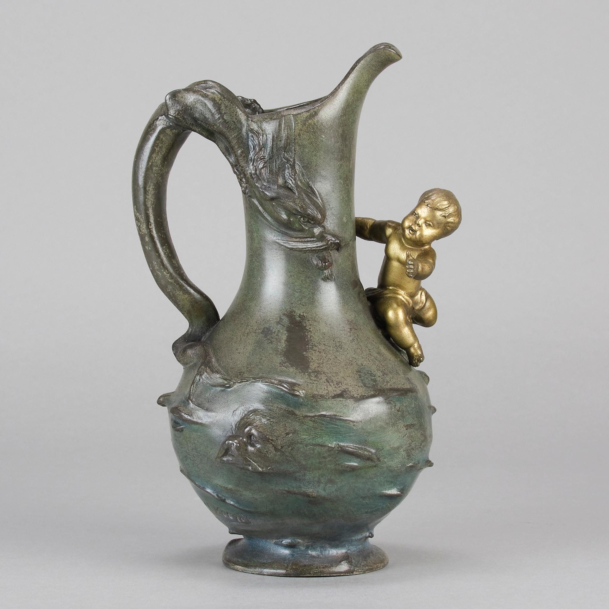 Eine bezaubernde Bronzevase aus dem frühen 20. Jahrhundert mit einem Drachen, der aus einem See aufsteigt, mit seinem Körper im Henkel der Vase und einem Putto, der in der Ecke herumschwirrt, mit ausgezeichneter Farbe und Detailtreue, signiert Van