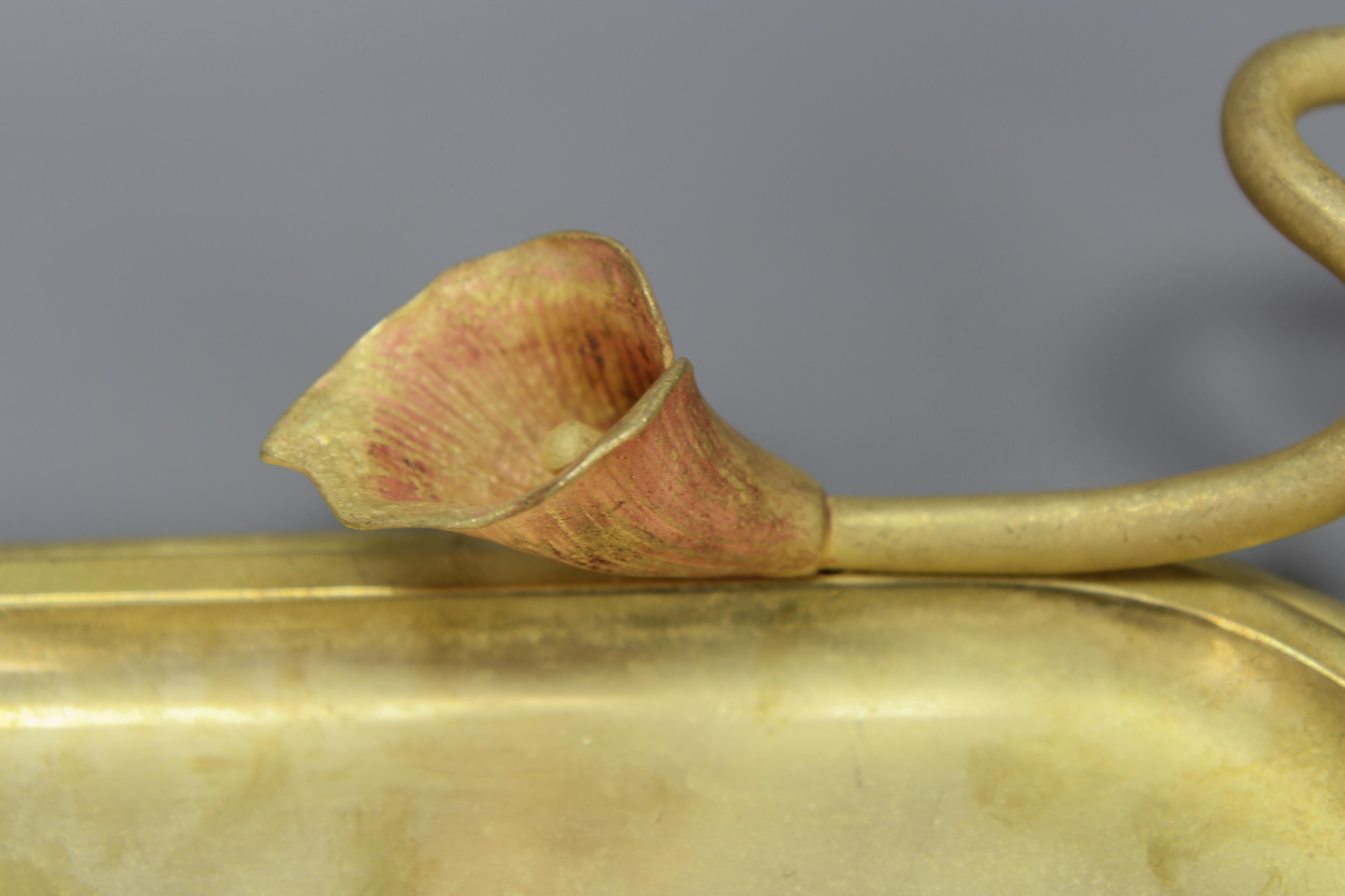 Frühes 20. Jahrhundert Jugendstil-Bronze-Tablett mit Calla-Lilien im Zustand „Gut“ im Angebot in Barntrup, DE