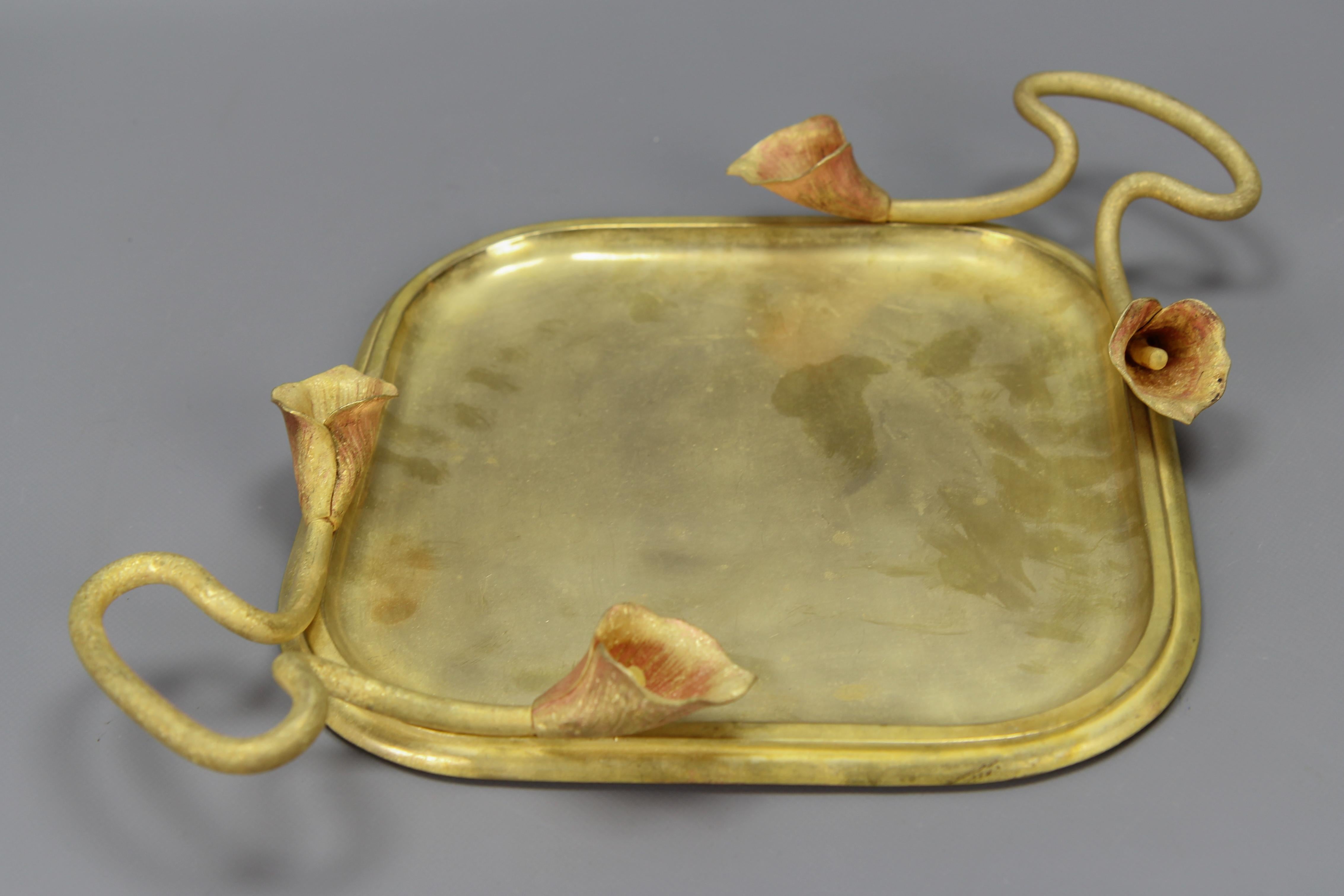 Frühes 20. Jahrhundert Jugendstil-Bronze-Tablett mit Calla-Lilien (Messing) im Angebot