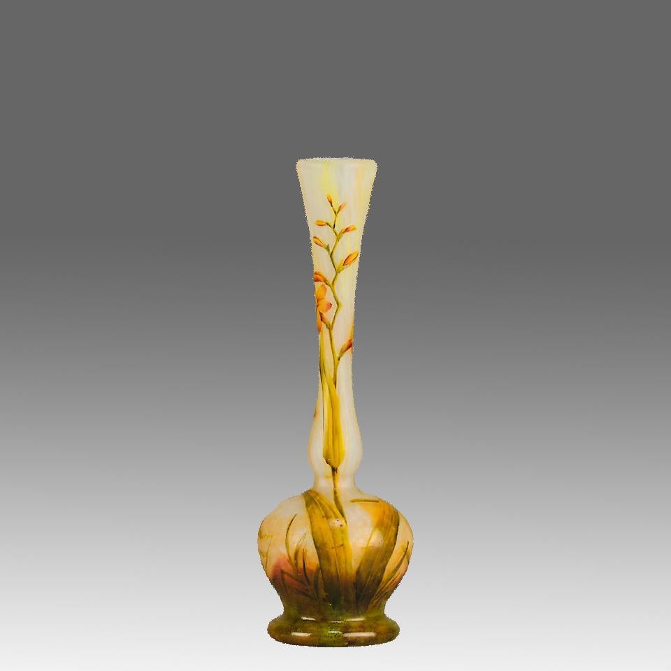Un joli vase de cabinet en verre camée du début du 20e siècle, gravé et émaillé de fleurs en bouton sur un fond crème, signé Daum Nancy et portant la Croix de Lorraine.
INFORMATIONS COMPLÉMENTAIRES
Hauteur :                                     14