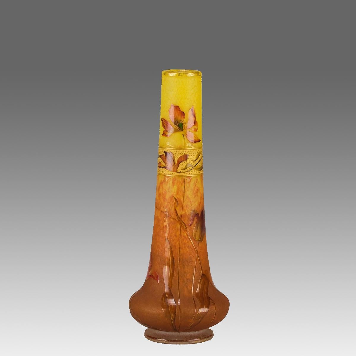 Un très beau vase en verre camée Art Nouveau du début du 20e siècle, gravé et émaillé de coquelicots en fleurs sur un fond jaune chaud à orange. Le dessin est rehaussé par la dorure de la surface pour donner une profondeur de champ spectaculaire, et