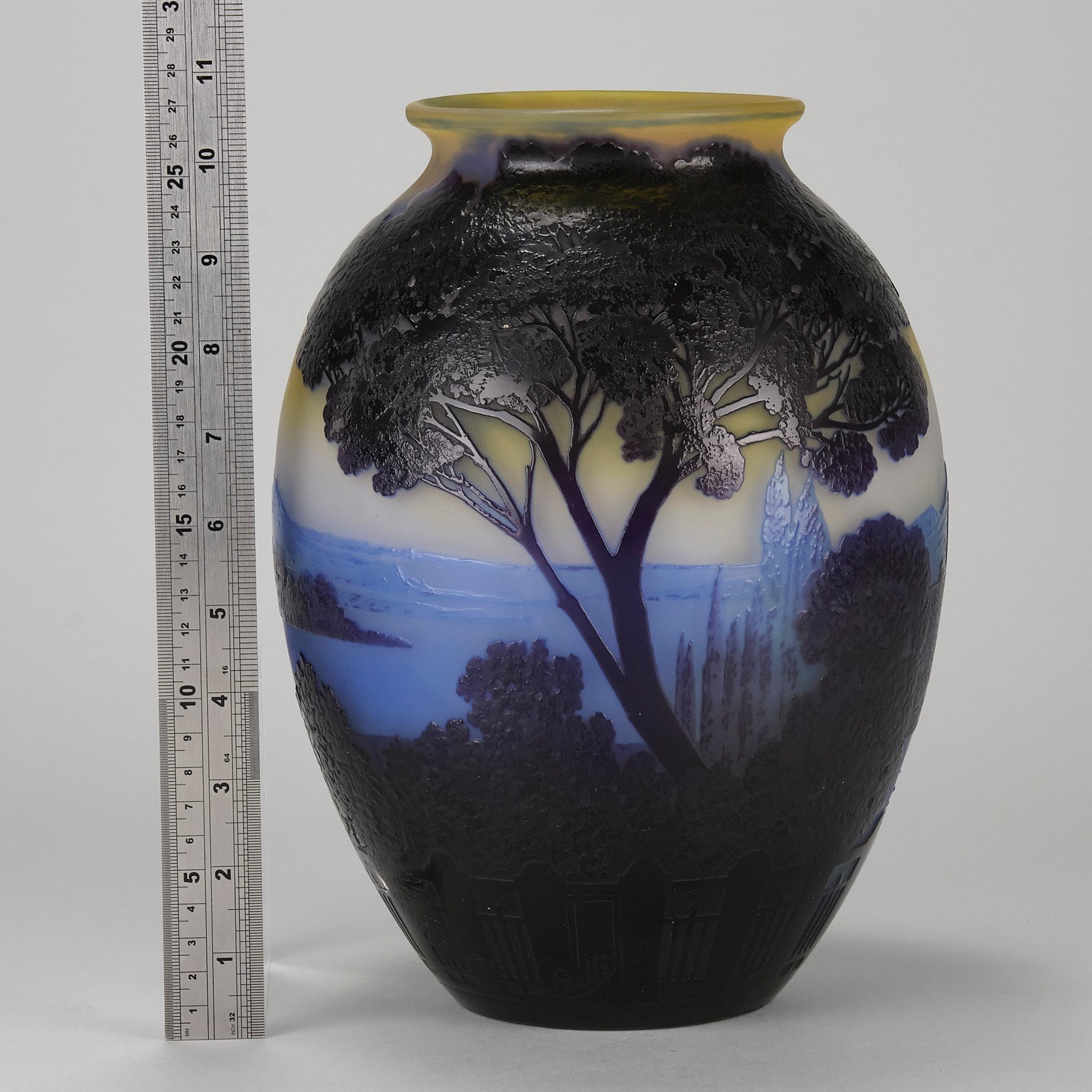 Vaso in vetro cammeo Art Nouveau dei primi del Novecento 