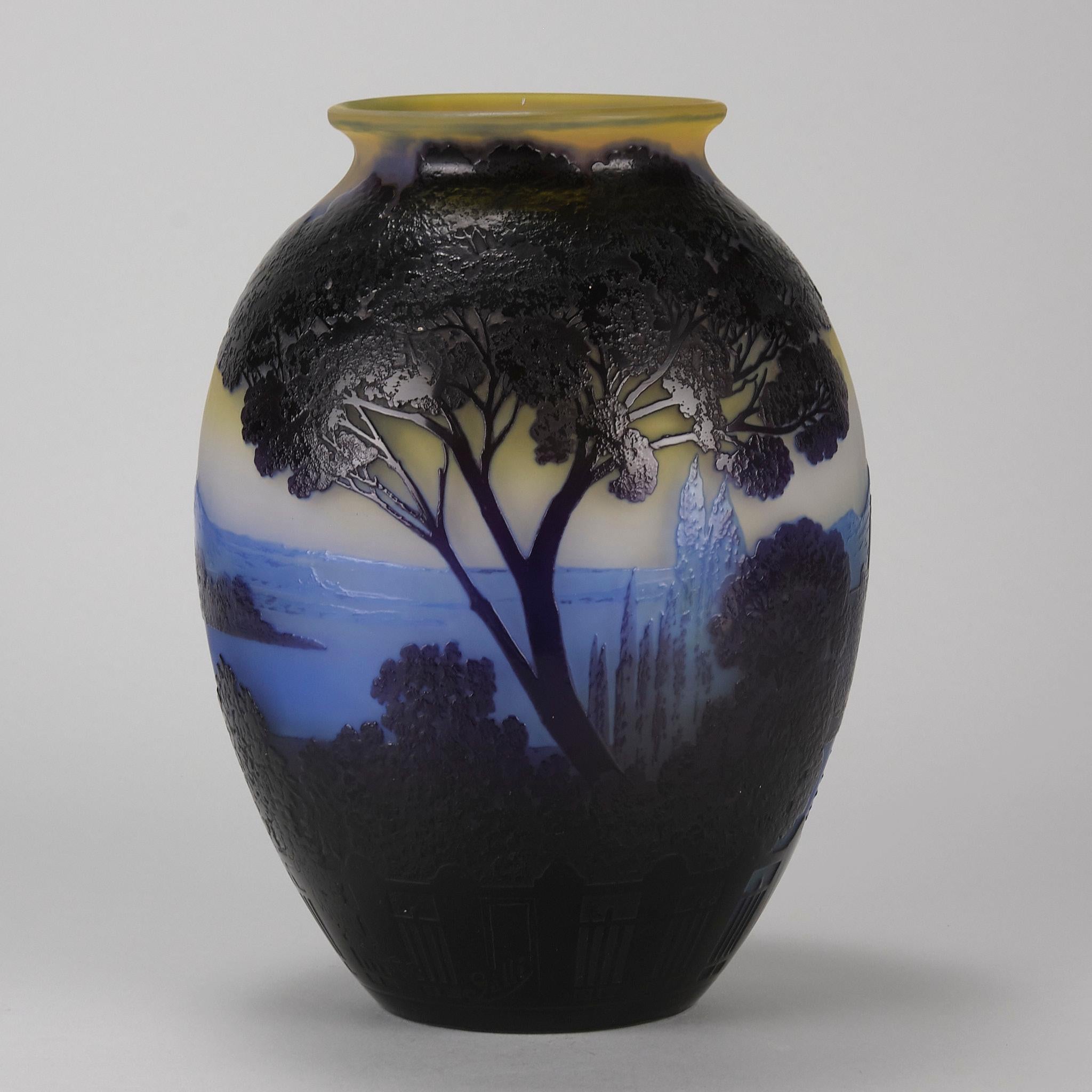 Un vaso in vetro cammeo francese dei primi del Novecento, eccezionalmente straordinario, inciso e smaltato con un paesaggio scenografico del Lago di Como che comprende montagne, edifici e uccelli. Il vaso, con colori squisiti e dettagli eccellenti,