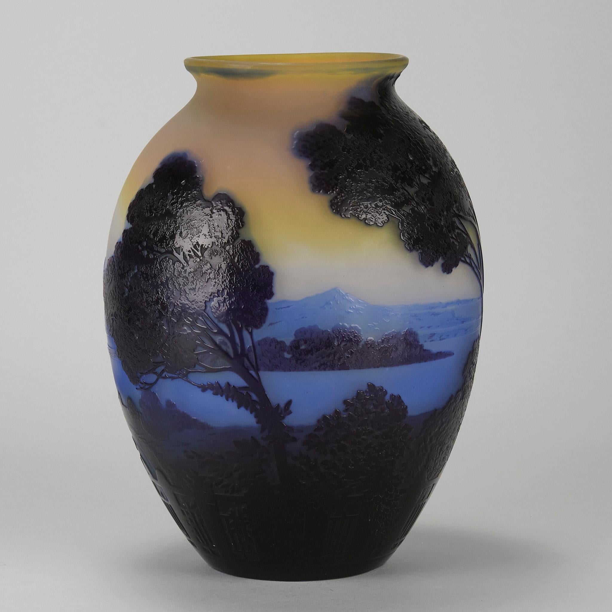 Realizzato con acquaforte Vaso in vetro cammeo Art Nouveau dei primi del Novecento 