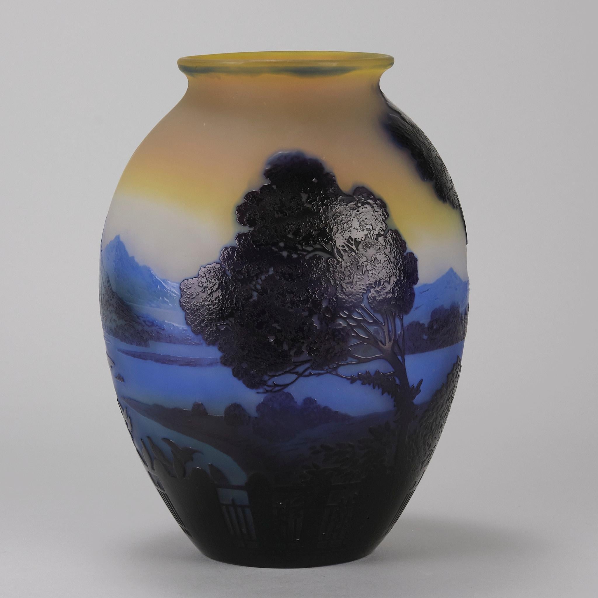 Vaso in vetro cammeo Art Nouveau dei primi del Novecento 