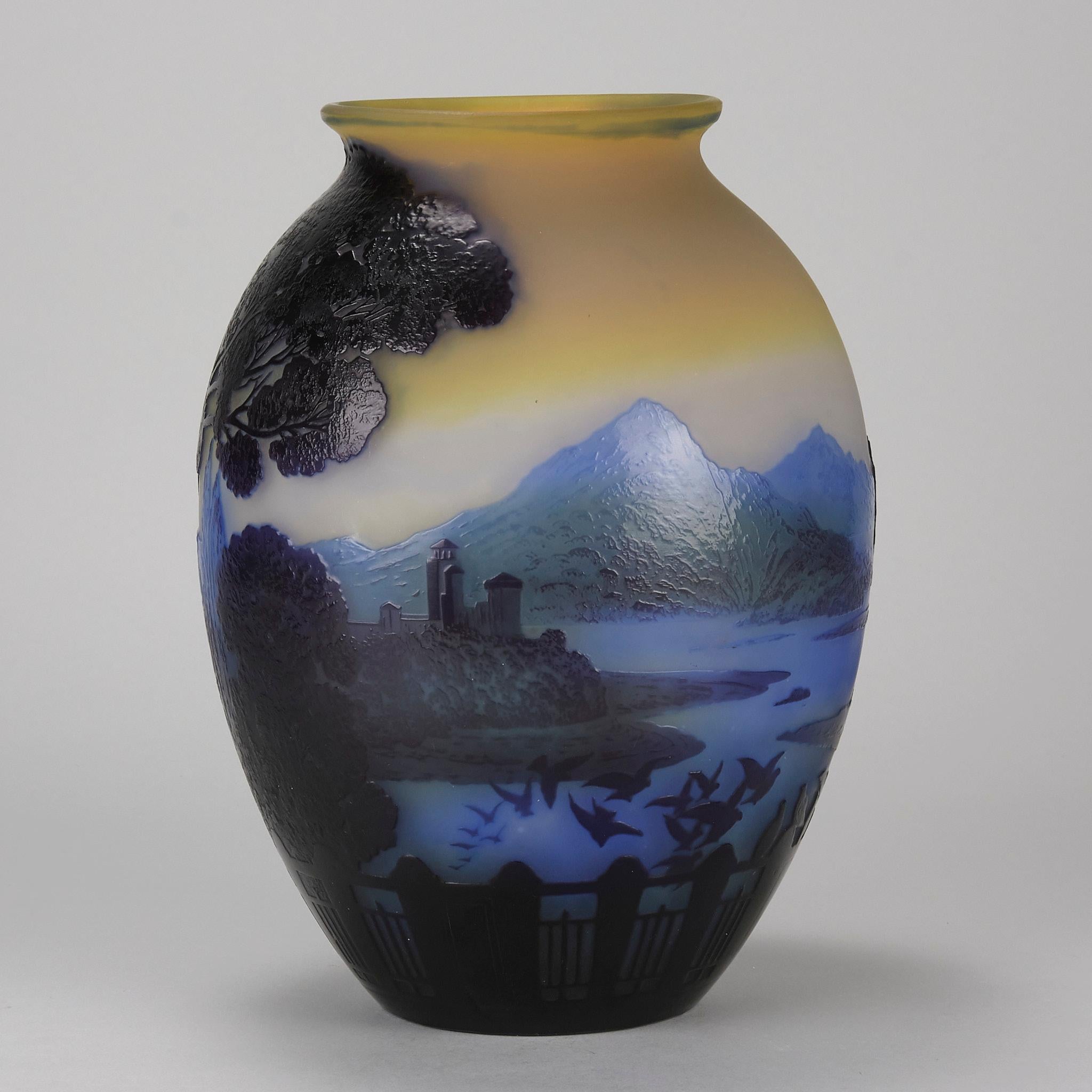Vaso in vetro cammeo Art Nouveau dei primi del Novecento 