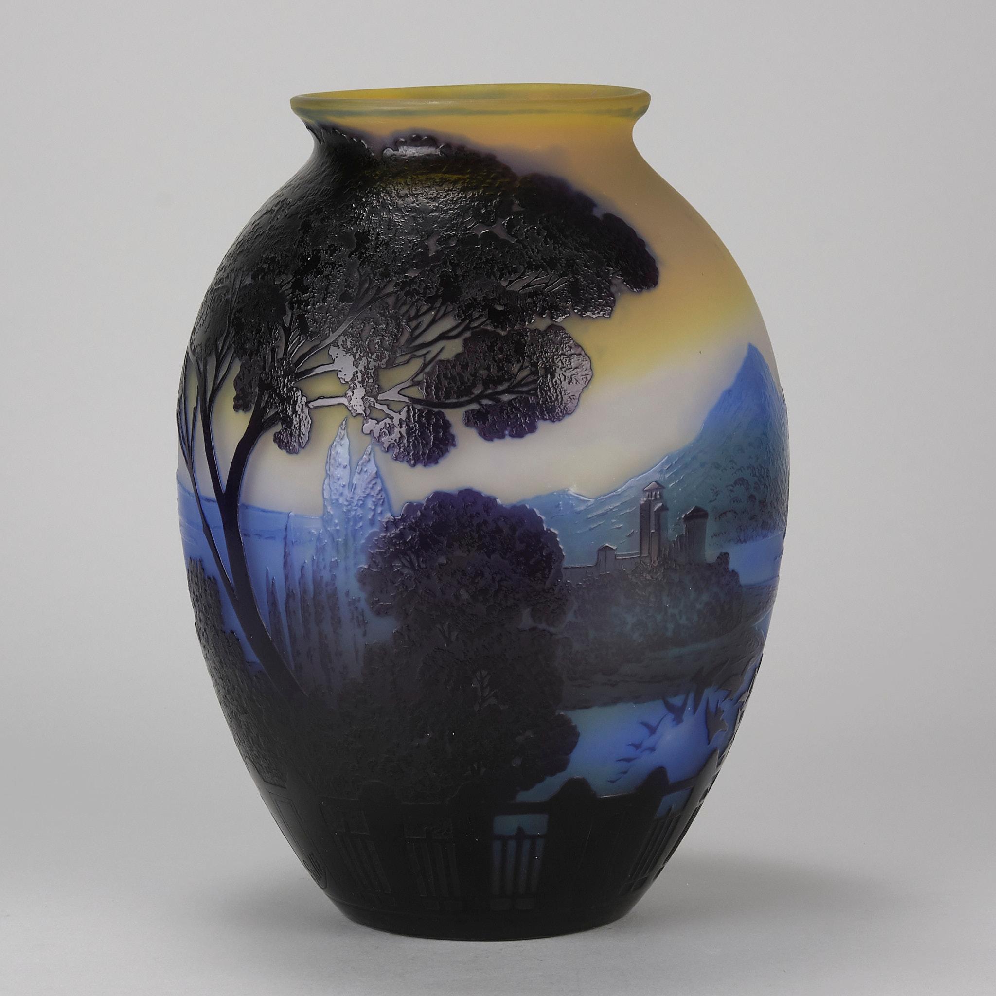 Vaso in vetro cammeo Art Nouveau dei primi del Novecento 