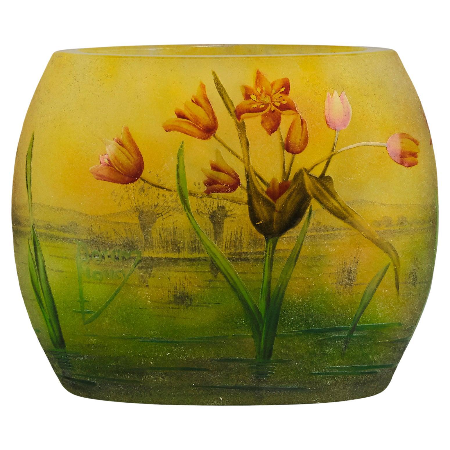 Early 20th Century Art Nouveau Cameo "Poppy Pillow Vase" by Daum Frères en venta