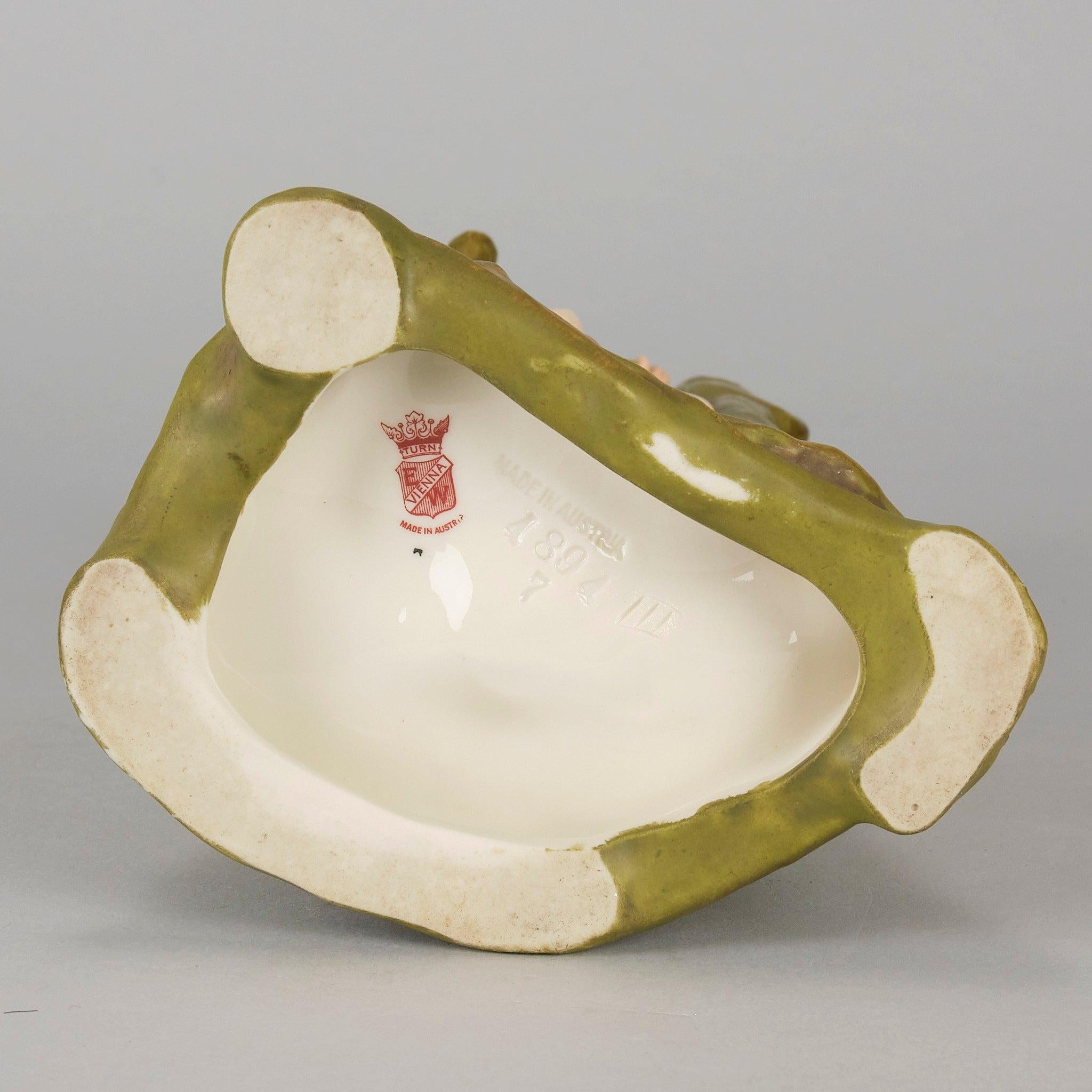 Vaso di terracotta Art Nouveau dei primi del Novecento di Ernst Wahliss in vendita 4