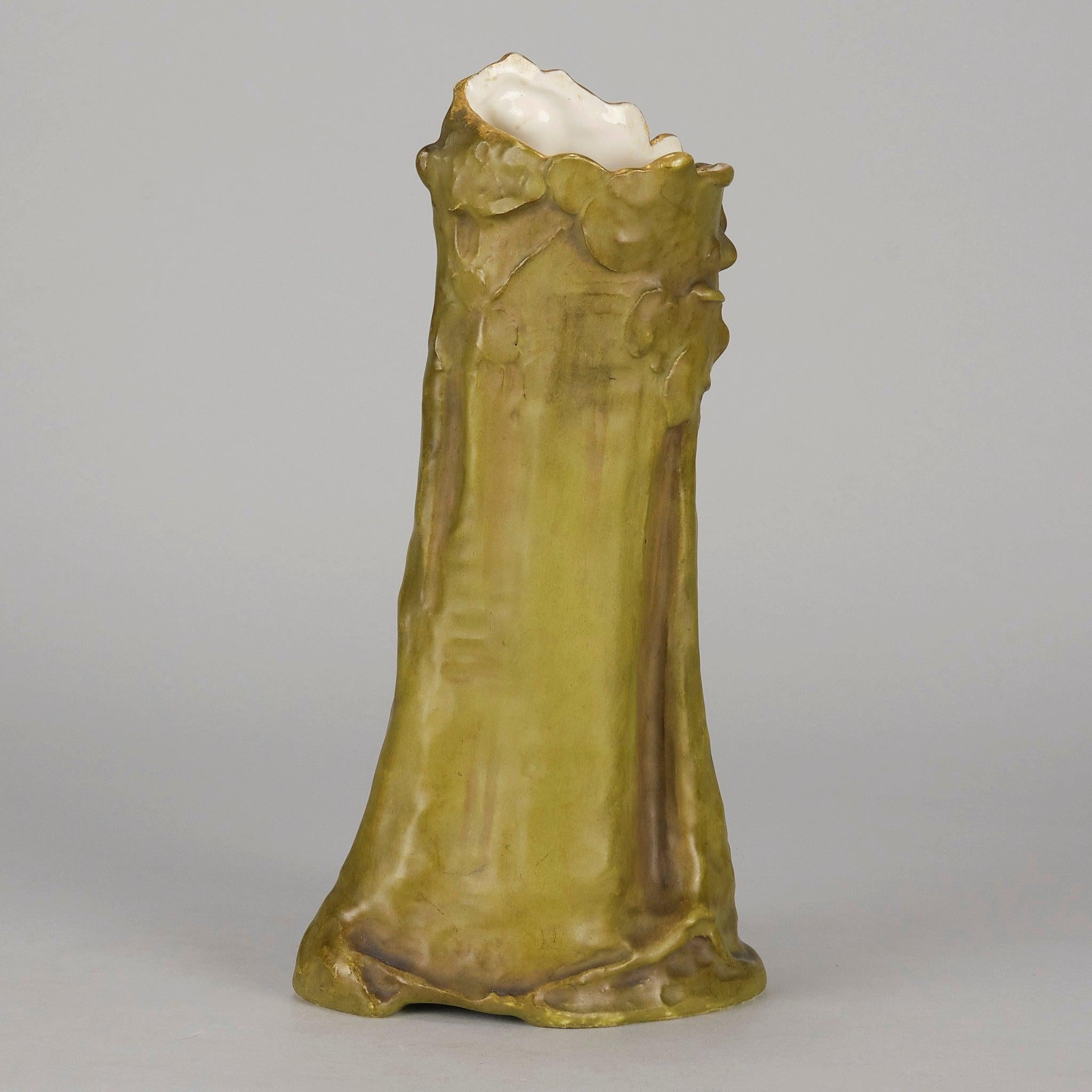 Porcellana Vaso di terracotta Art Nouveau dei primi del Novecento di Ernst Wahliss in vendita