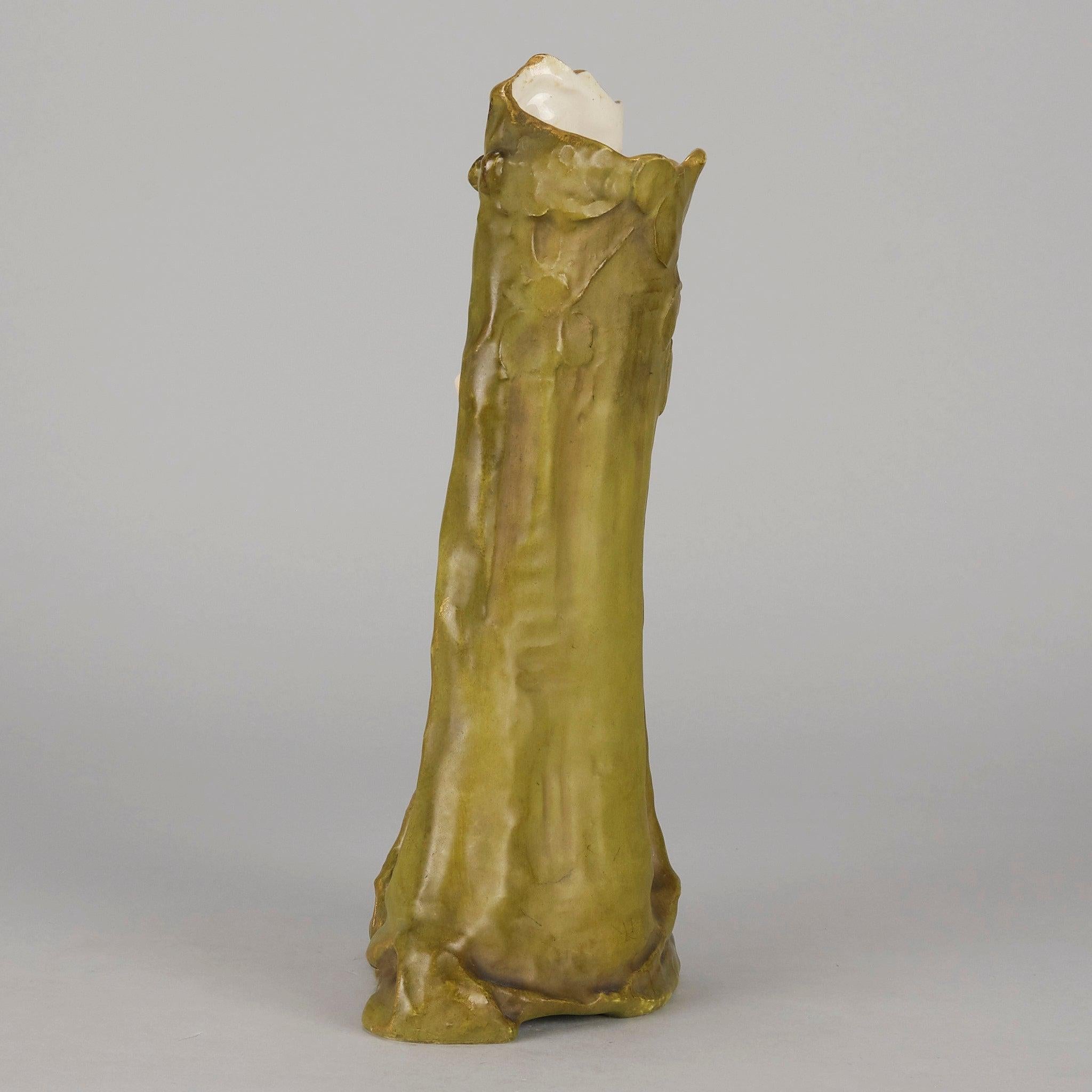 Vaso di terracotta Art Nouveau dei primi del Novecento di Ernst Wahliss in vendita 1