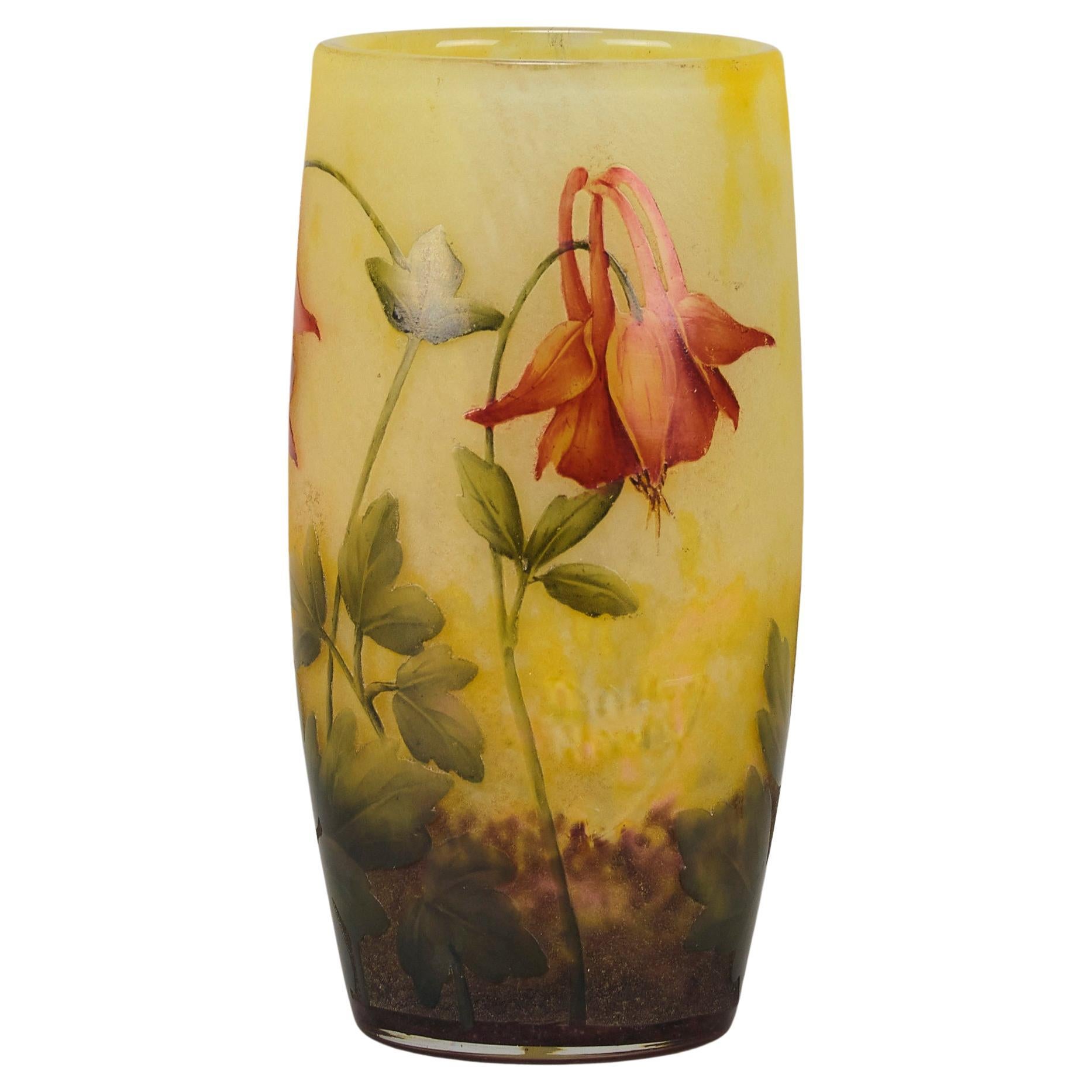 Jugendstil "Aquilegia Vase" von Daum Frères, frühes 20. Jahrhundert, emailliert, geätzt im Angebot