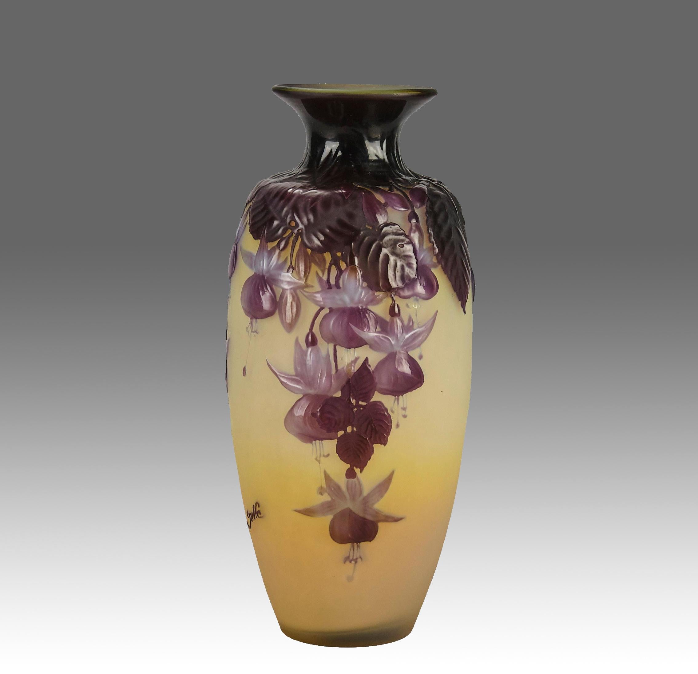 Superbe vase en verre soufflé camée français du début du 20e siècle, avec un décor soufflé au moule de fuschias en fleurs dans des couleurs bleues et violettes sur un champ jaune vibrant, signé Gallé.

INFORMATIONS COMPLÉMENTAIRES
Hauteur :         