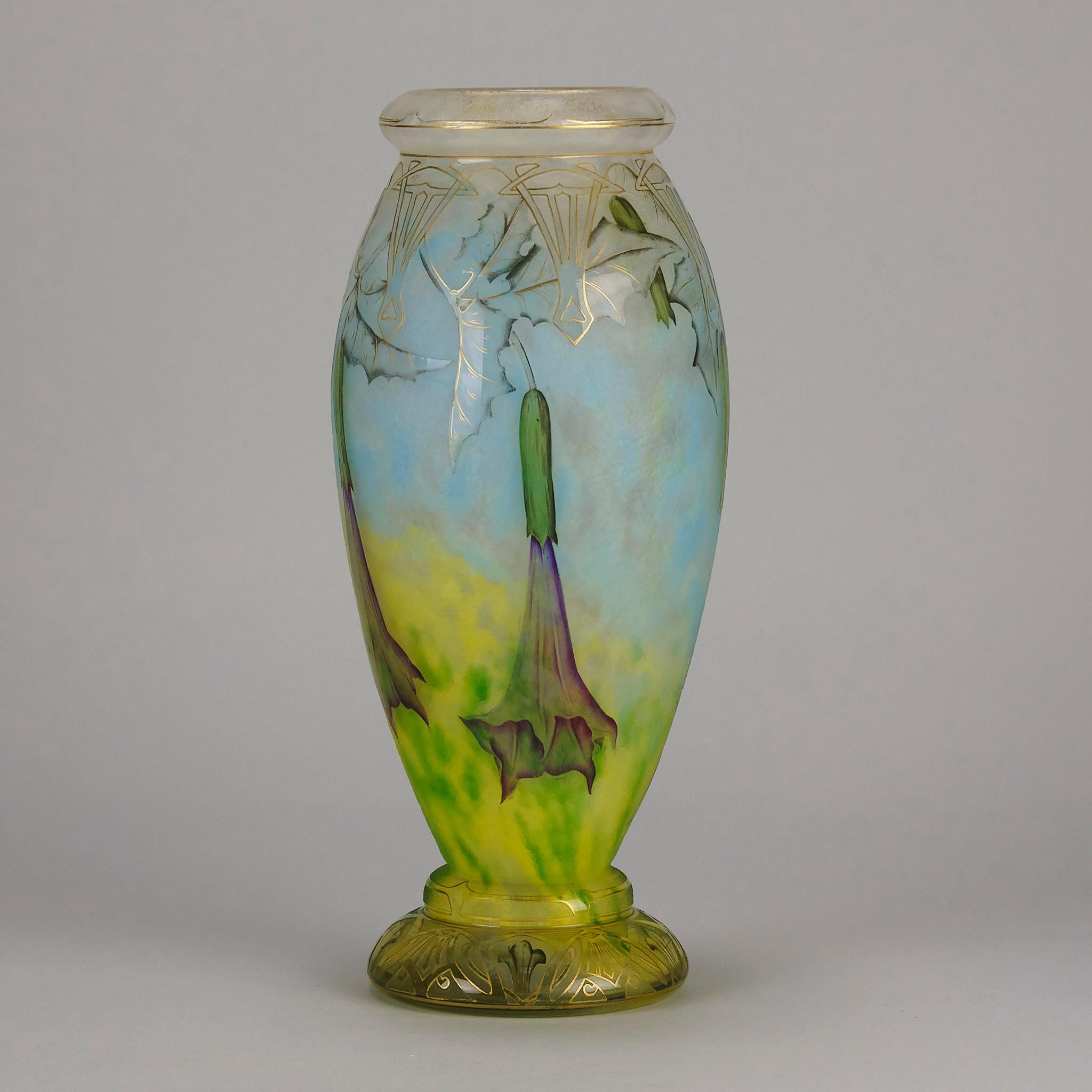 Vase en verre Art Nouveau du début du 20e siècle intitulé Vase Daturas par Daum Frères en vente 2