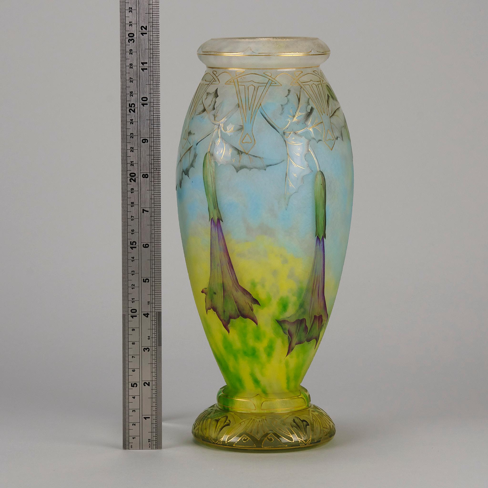 Vase en verre Art Nouveau du début du 20e siècle intitulé Vase Daturas par Daum Frères en vente 3