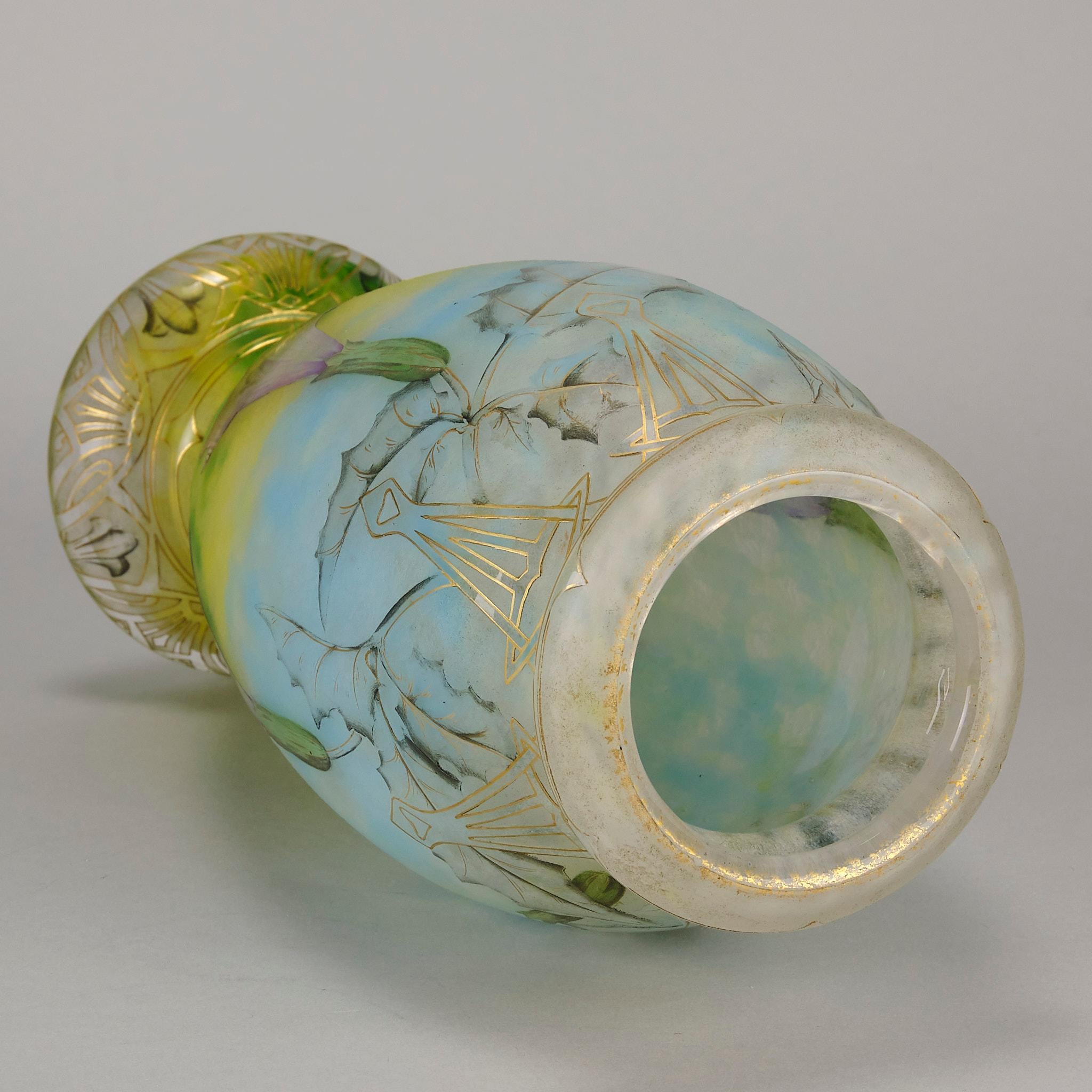 Vase en verre Art Nouveau du début du 20e siècle intitulé Vase Daturas par Daum Frères en vente 4