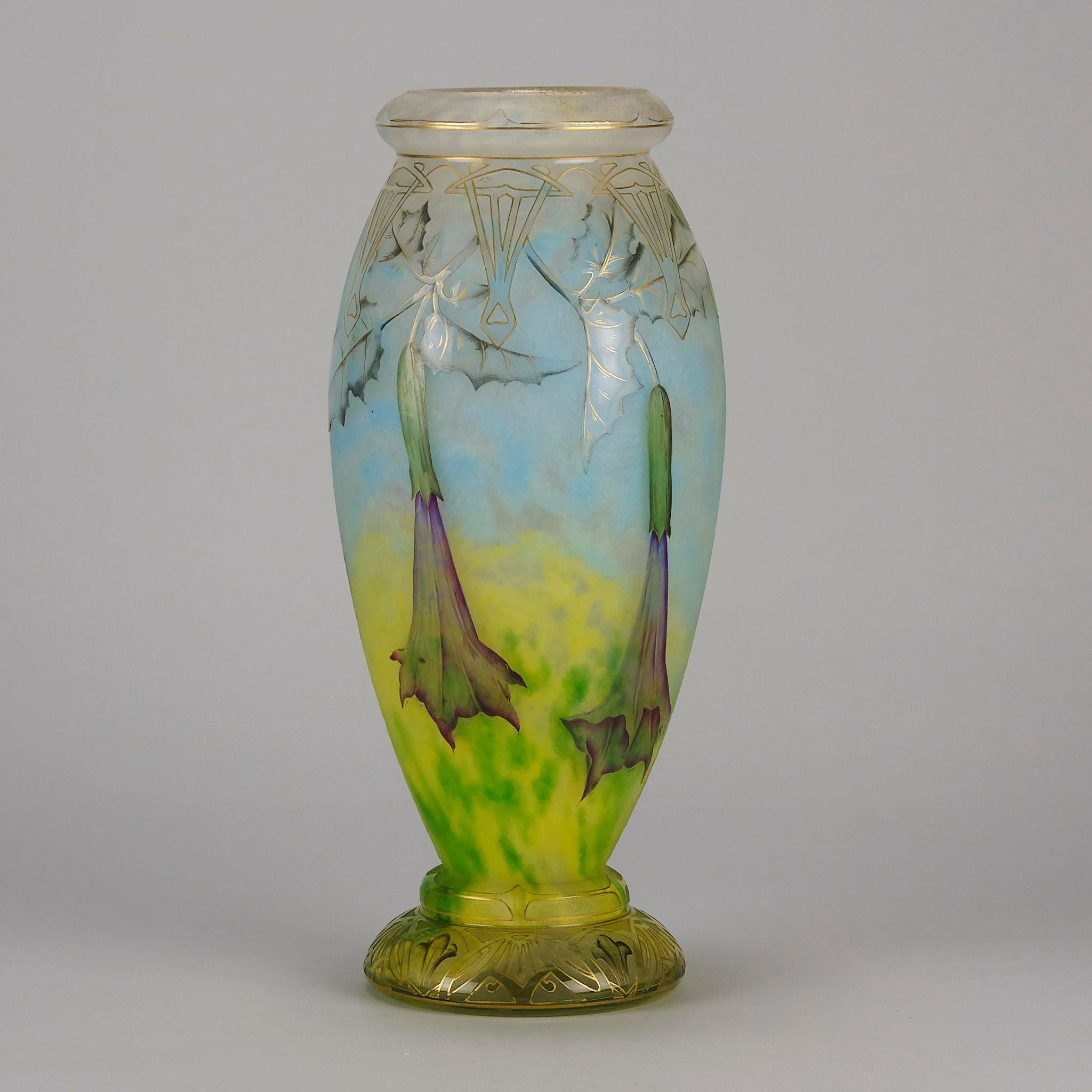 Art nouveau Vase en verre Art Nouveau du début du 20e siècle intitulé Vase Daturas par Daum Frères en vente