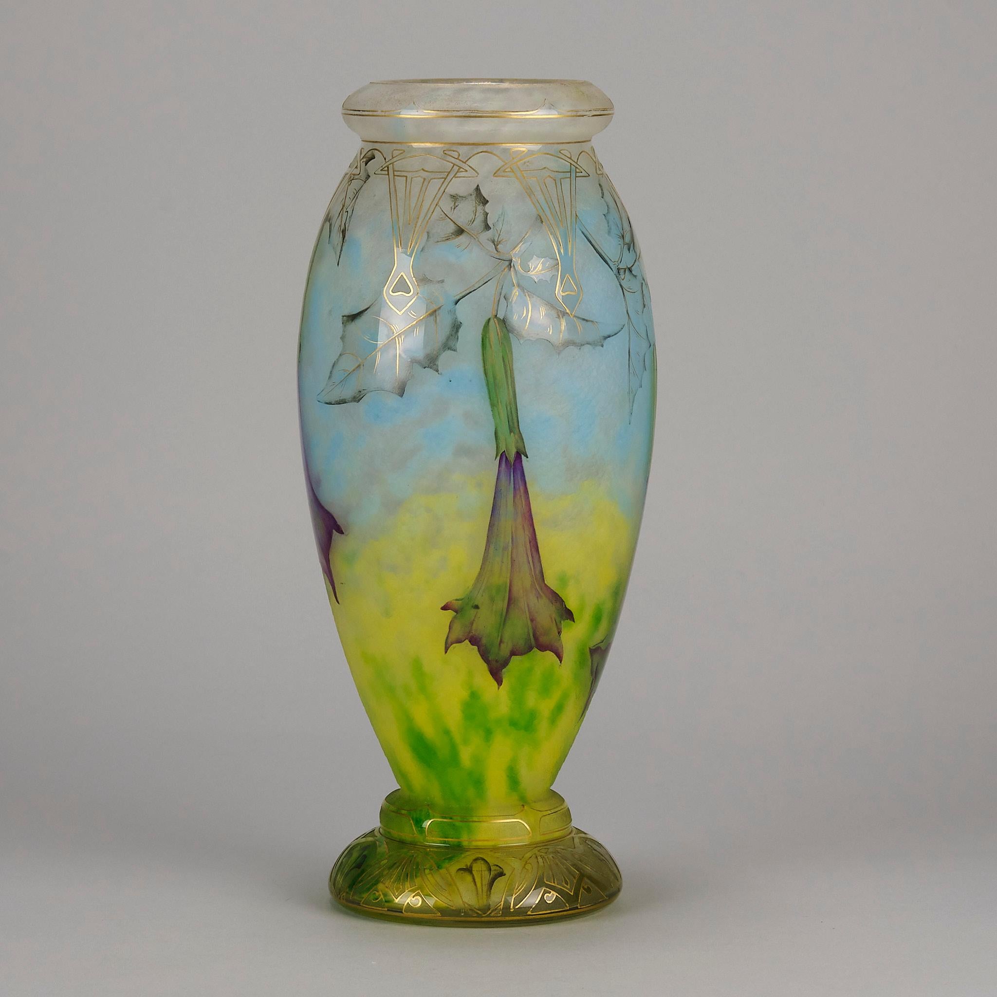 Français Vase en verre Art Nouveau du début du 20e siècle intitulé Vase Daturas par Daum Frères en vente
