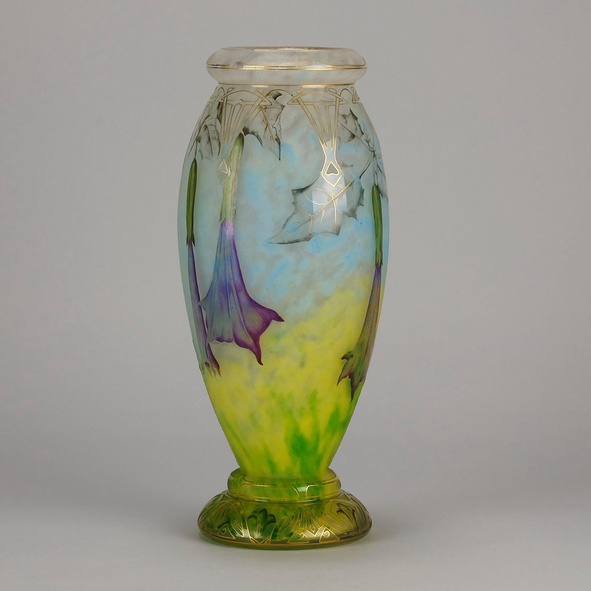 Jugendstil-Glasvase des frühen 20. Jahrhunderts mit dem Titel Daturas Vase von Daum Frères (Geformt) im Angebot