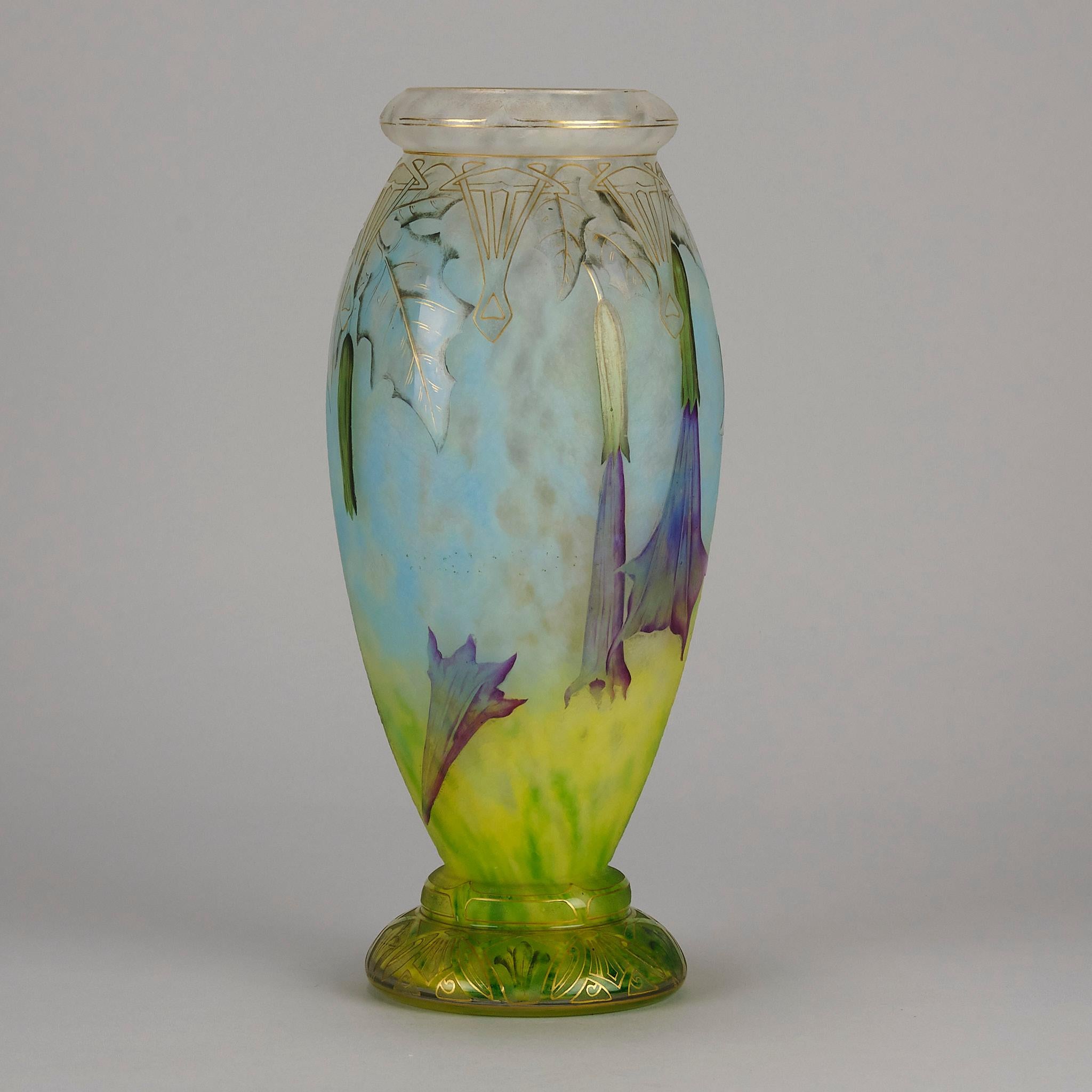 20ième siècle Vase en verre Art Nouveau du début du 20e siècle intitulé Vase Daturas par Daum Frères en vente