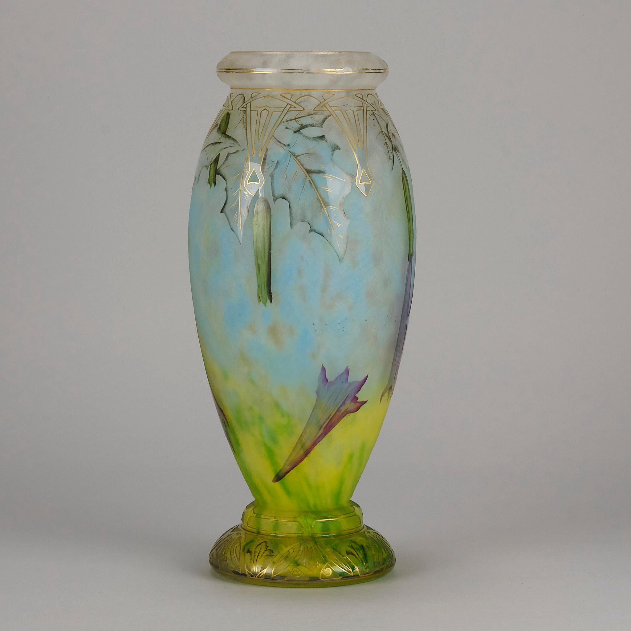 Verre Vase en verre Art Nouveau du début du 20e siècle intitulé Vase Daturas par Daum Frères en vente
