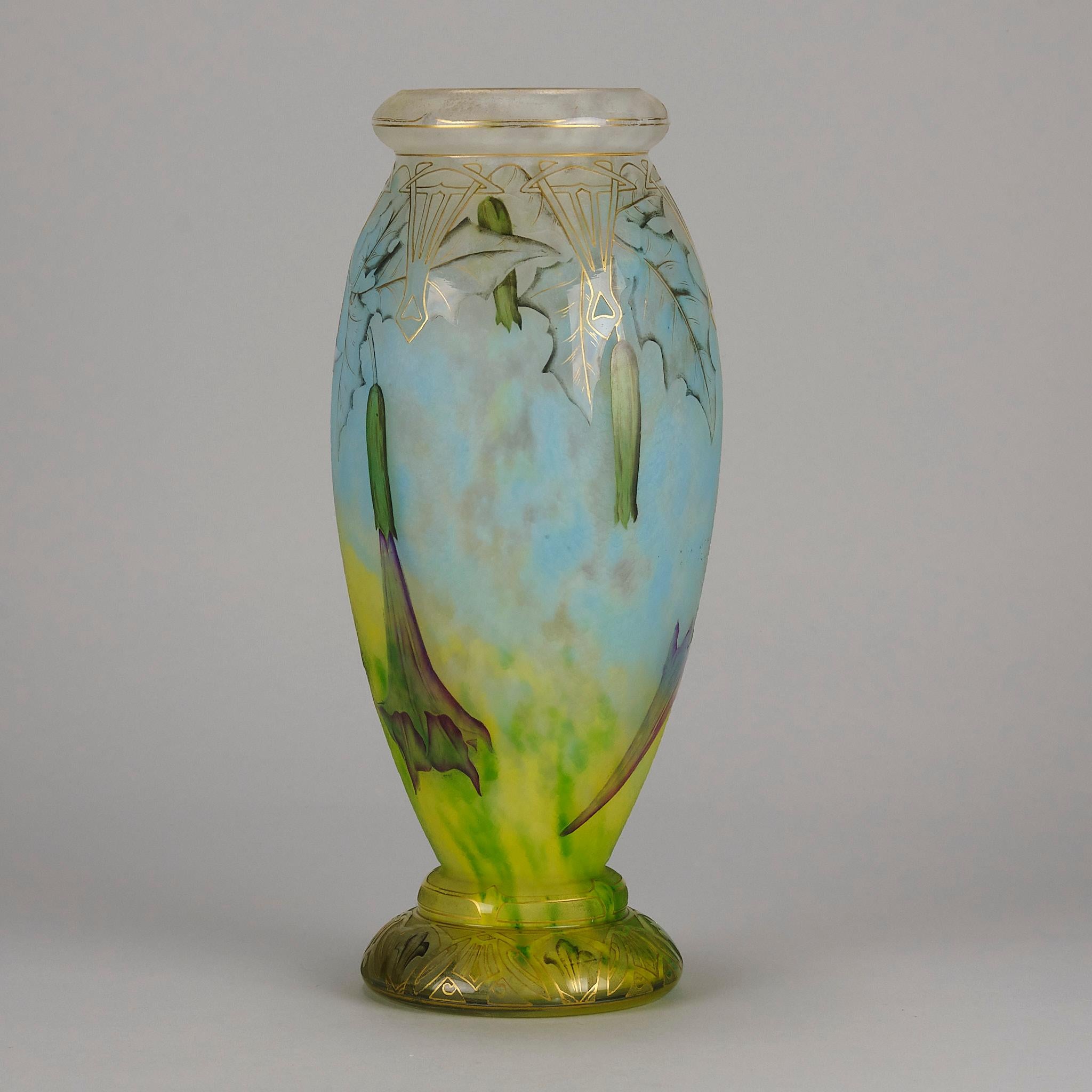 Vase en verre Art Nouveau du début du 20e siècle intitulé Vase Daturas par Daum Frères en vente 1