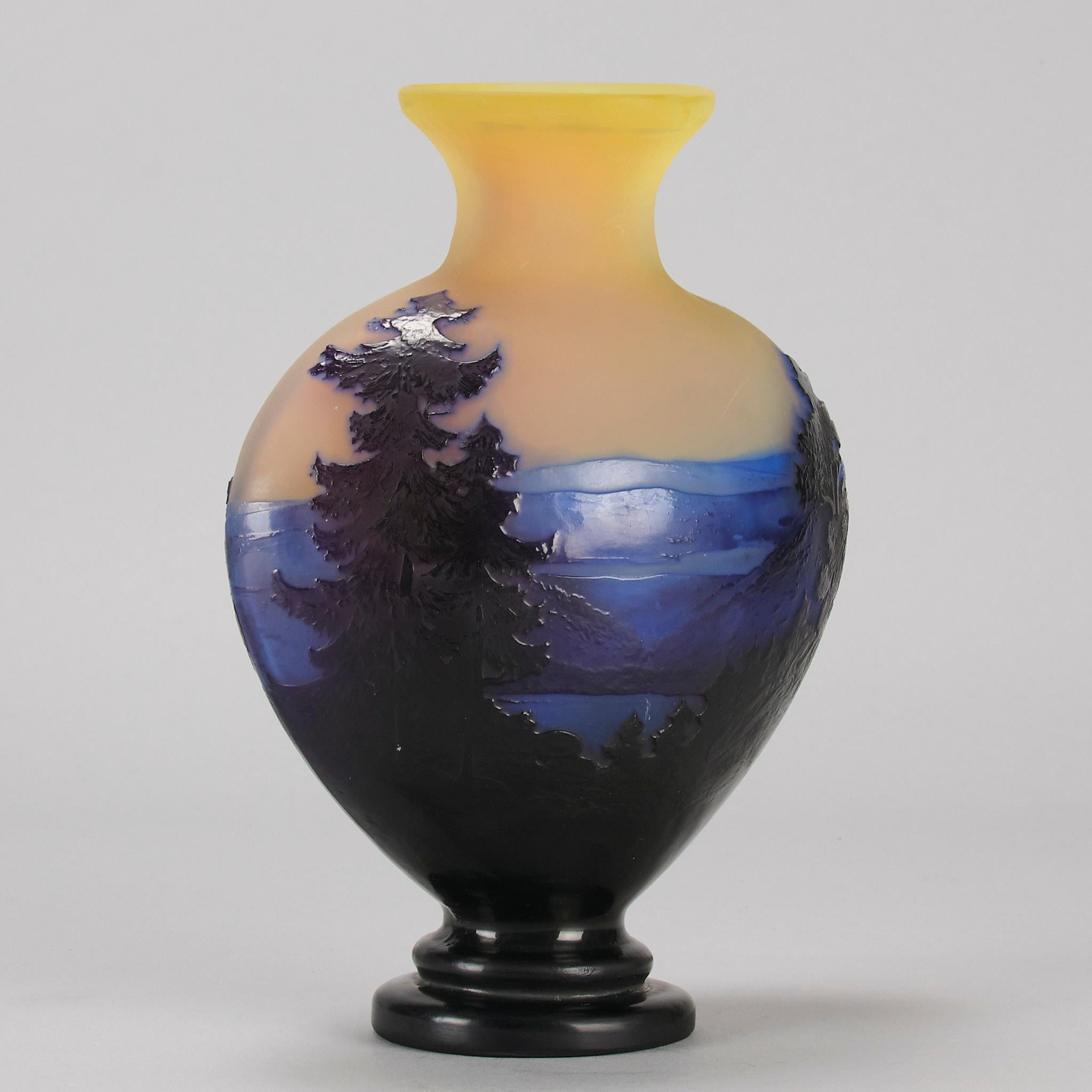 Français Vase en verre Art Nouveau du début du 20ème siècle intitulé 