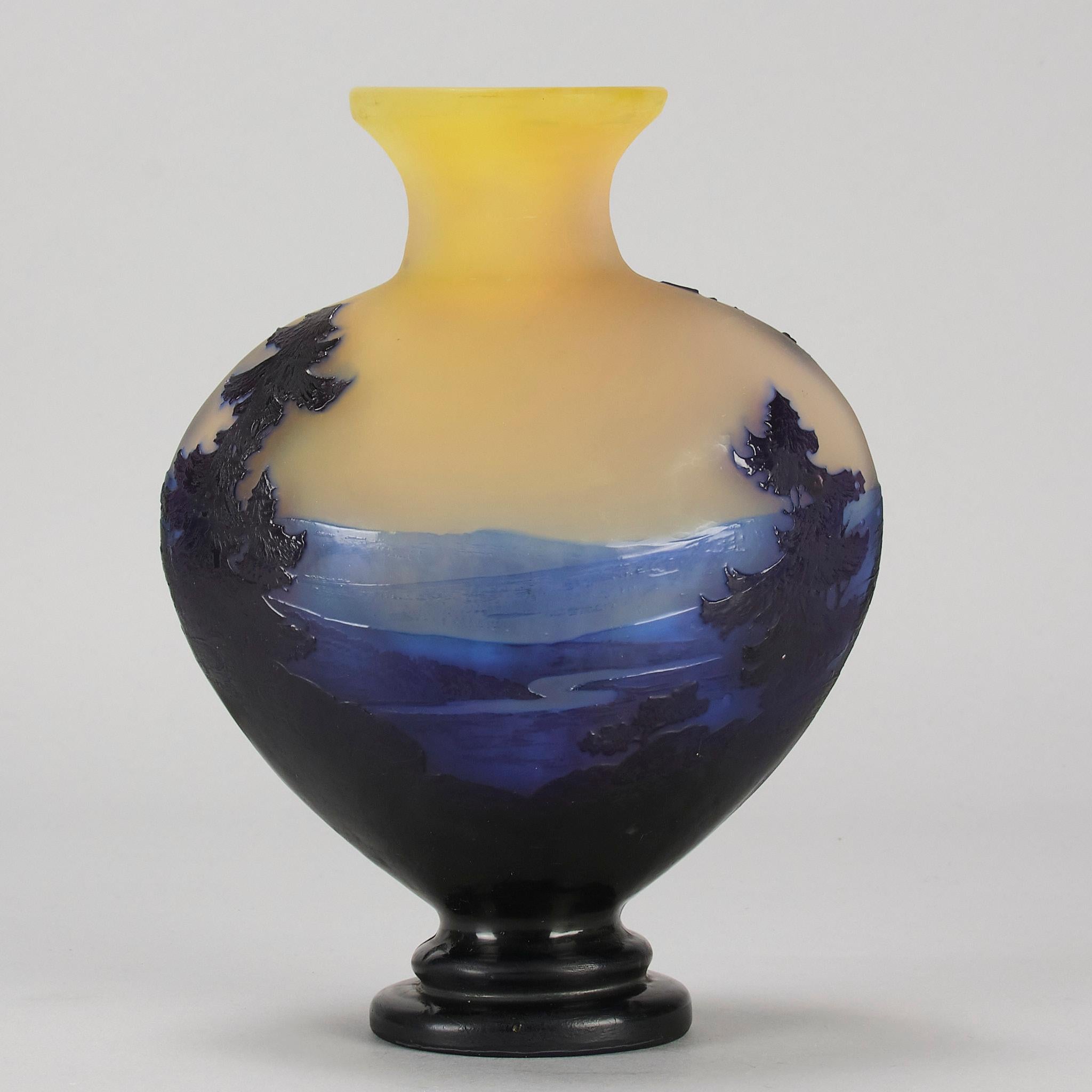 20ième siècle Vase en verre Art Nouveau du début du 20ème siècle intitulé 