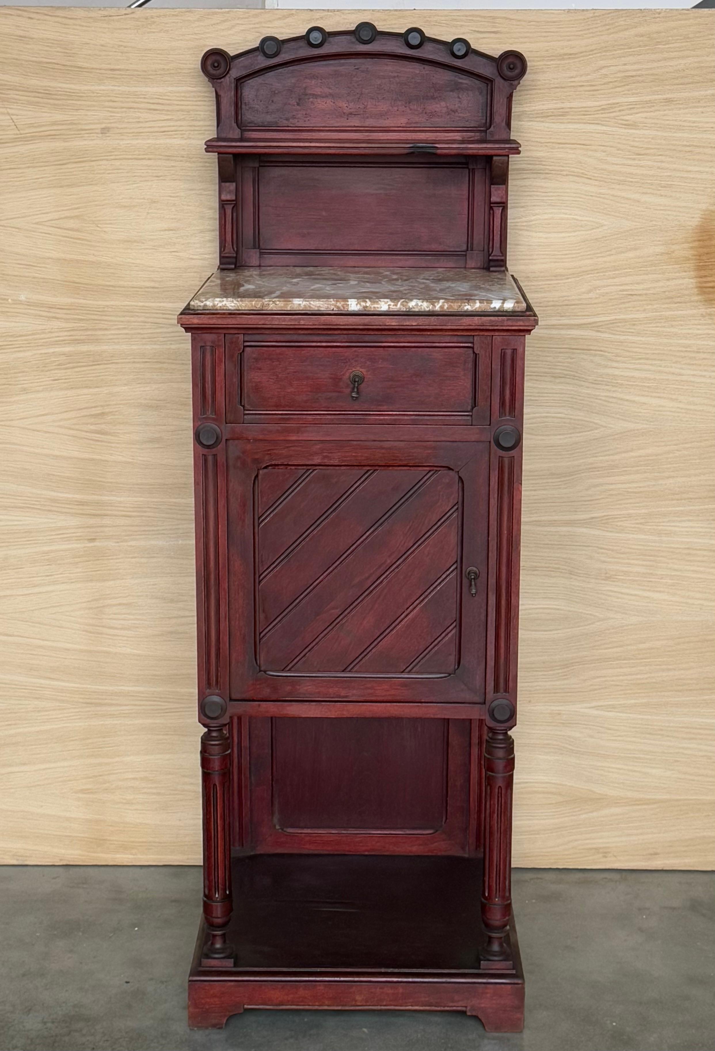 Early 20th century Art Nouveau Italian nightstands in solid walnut, with top in dark gray marble. Restored and polished to wax


Height from the floor to the marble top : 35.82in