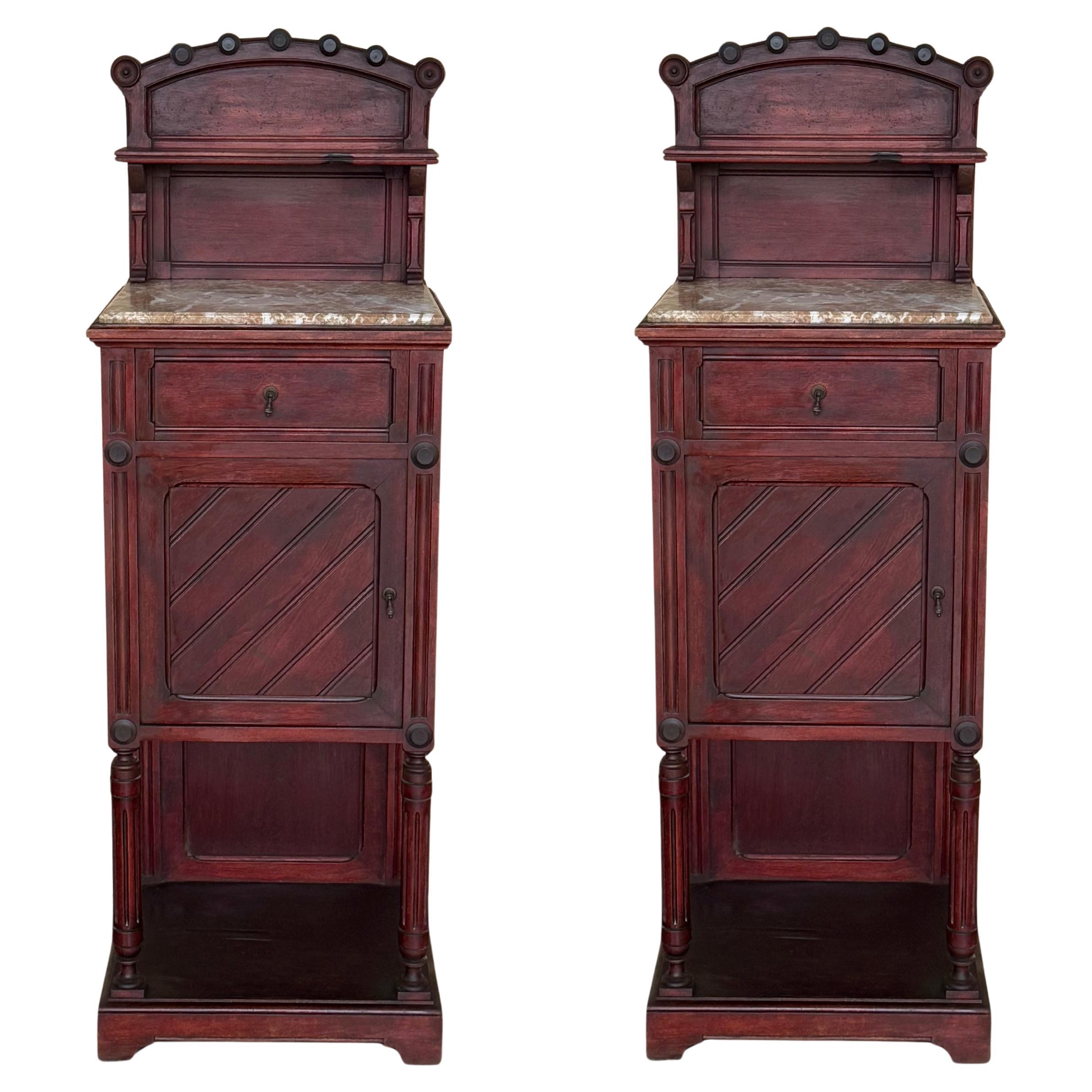 Mesillas de noche italianas Art Nouveau de principios del siglo XX en nogal macizo con cresta