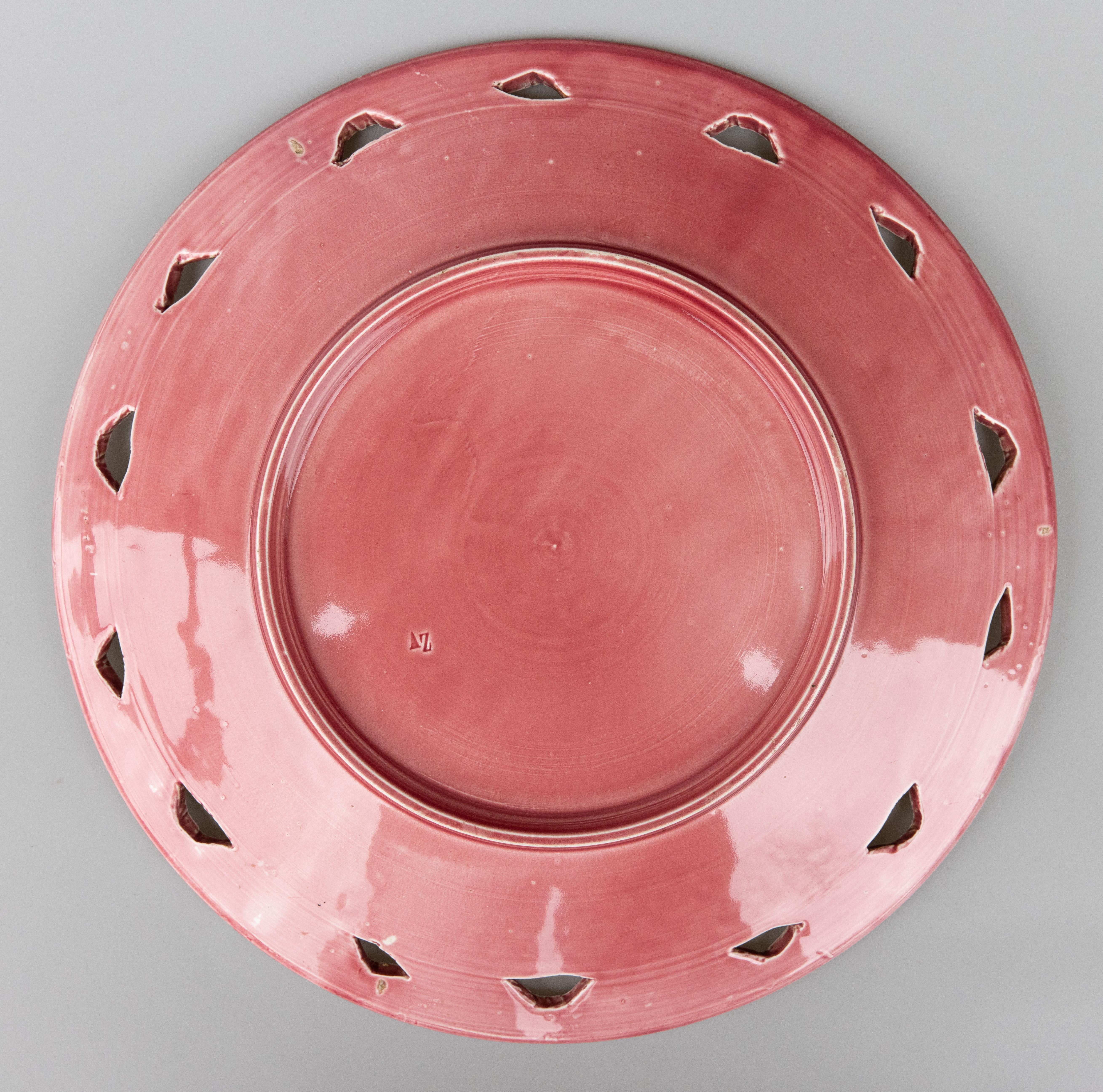 Early 20th Century Art Nouveau Majolica Pink Daisies Flower Reticulated Charger In Good Condition For Sale In Pearland, TX