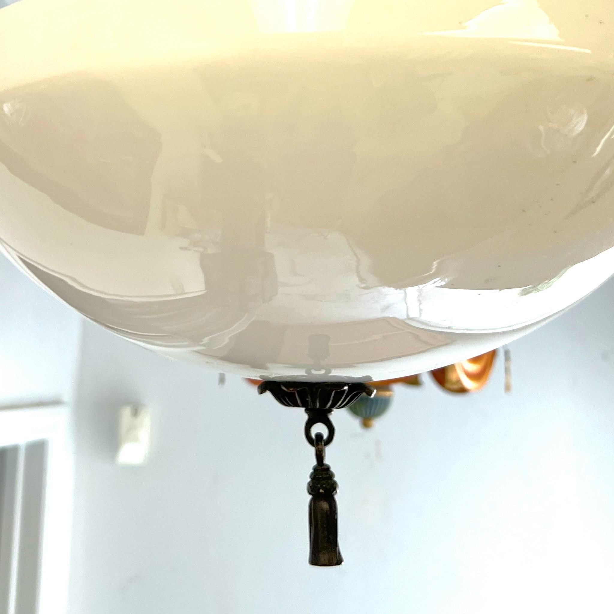 Lámpara Colgante Art Nouveau Opalina con Borla
Se trata de una luz art nouveau totalmente original.  El cristal tiene un acabado satinado y una forma atractiva.  Equipada con una galería alta de latón con detalle de lazo. El remate de latón y la
