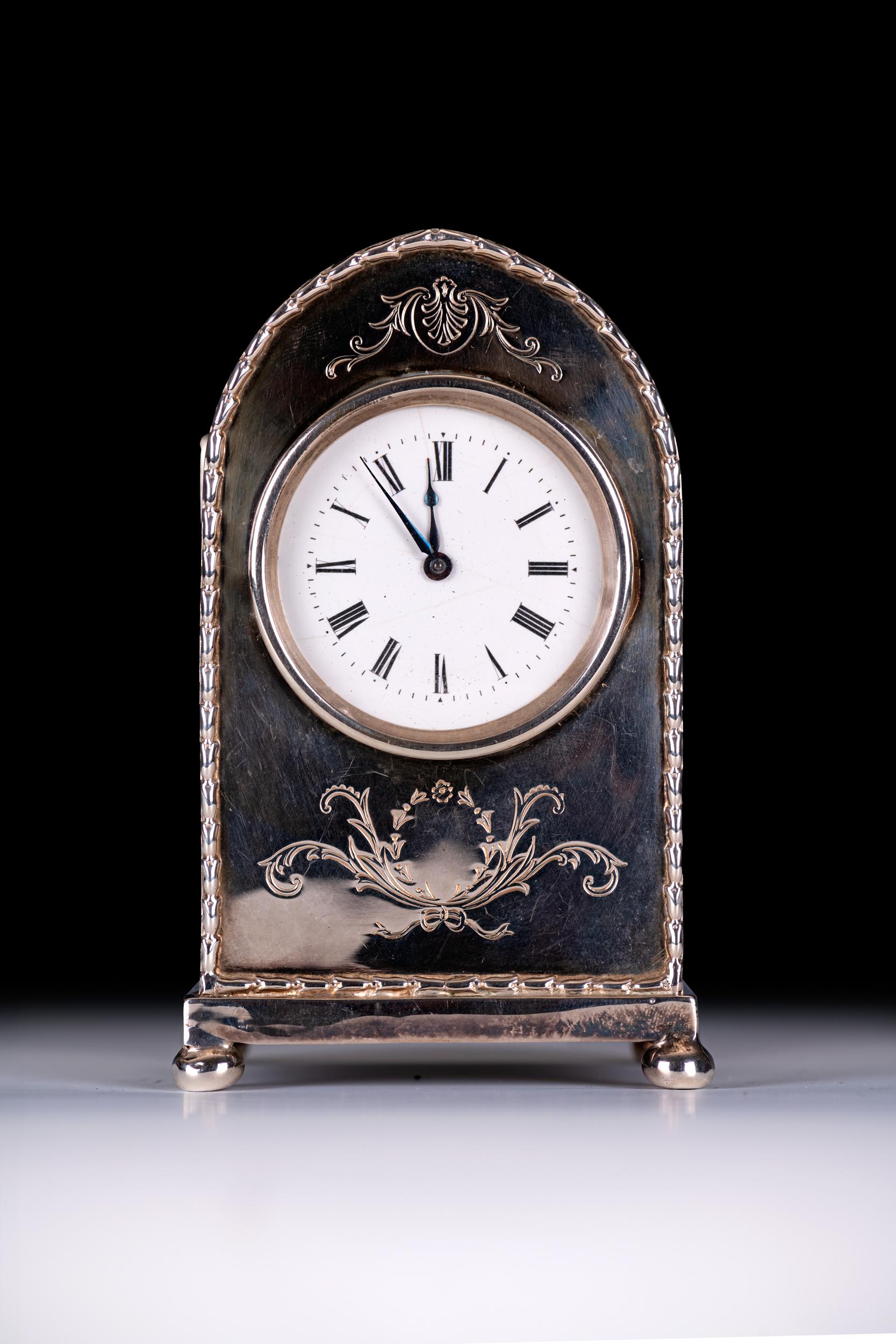 Un raffinato orologio da carrozza in argento Art Nouveau realizzato nel 1902 da William Comyns. La cassa a forma di dozzina ha un quadrante smaltato di 4,5 cm con numeri romani e lancette in acciaio nero, movimento a molla di 8 giorni con