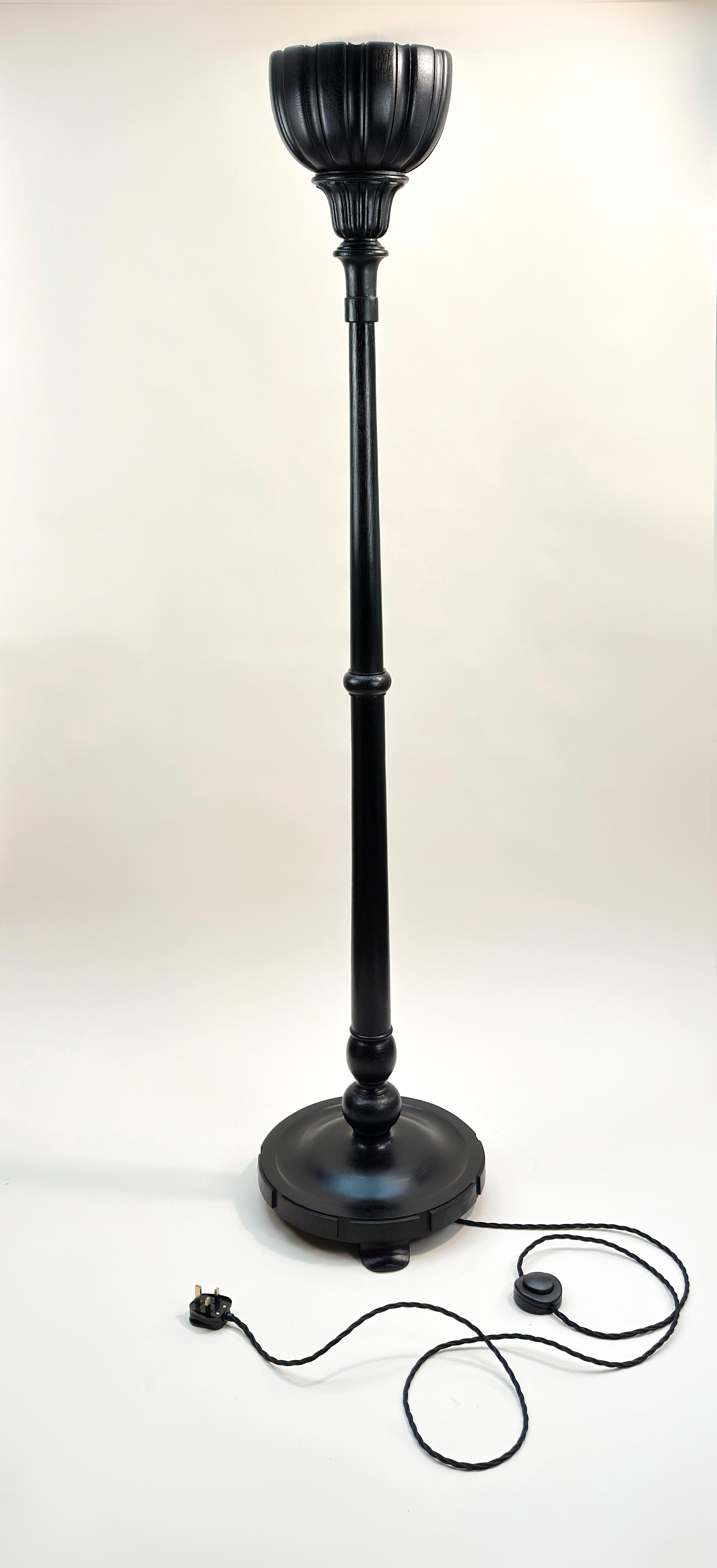 Victorian 'Torchere Style' Floor Lamp

This Victorian floor lamp, dating back to the early 20th century, was meticulously crafted from English oak. Originally designed for use inside a UK bank, it features three elegantly swooping feet supporting a