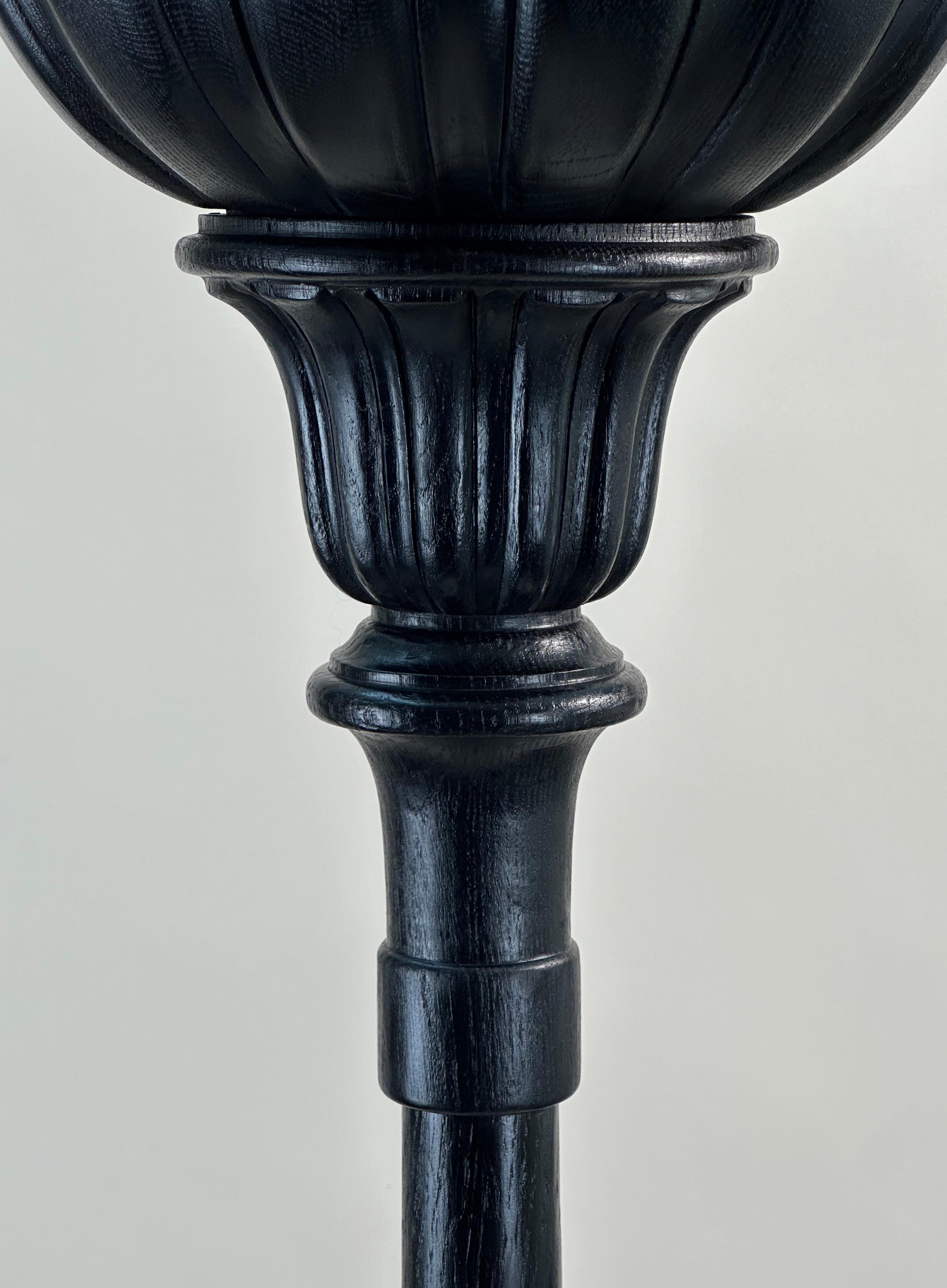 Englische viktorianische Stehlampe im Torchere-Stil in 'Ebonized OAK'  (Spätes 19. Jahrhundert) im Angebot