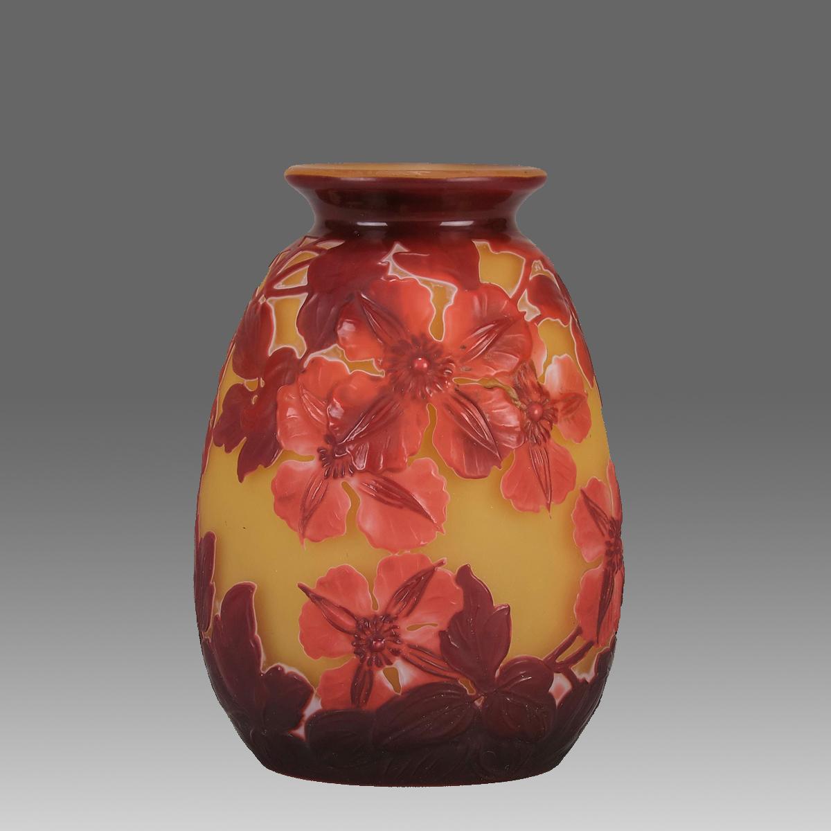 Eine attraktive Souffle-Vase aus französischem Kamee-Glas aus dem späten 19. Jahrhundert, verziert mit tiefroten und burgunderroten Blumen auf einem gelben Feld. Mit ausgezeichneten Details und Farben, signiert Galle in Kamee.

ZUSÄTZLICHE