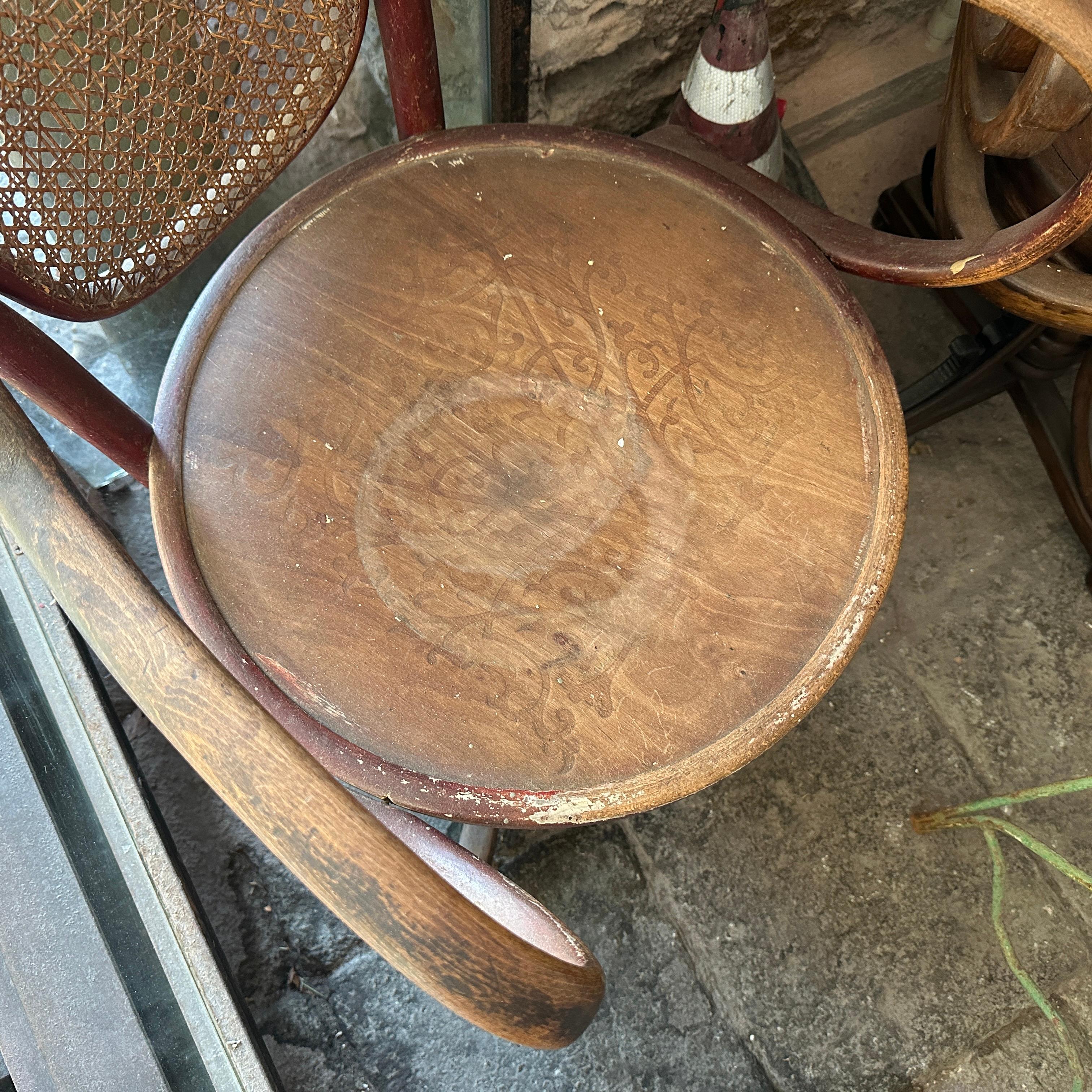 Early 20th Century Art Nouveau Wood and Wicker Tonet Italian Swivel Barber Chair In Good Condition For Sale In Catania, Sicilia