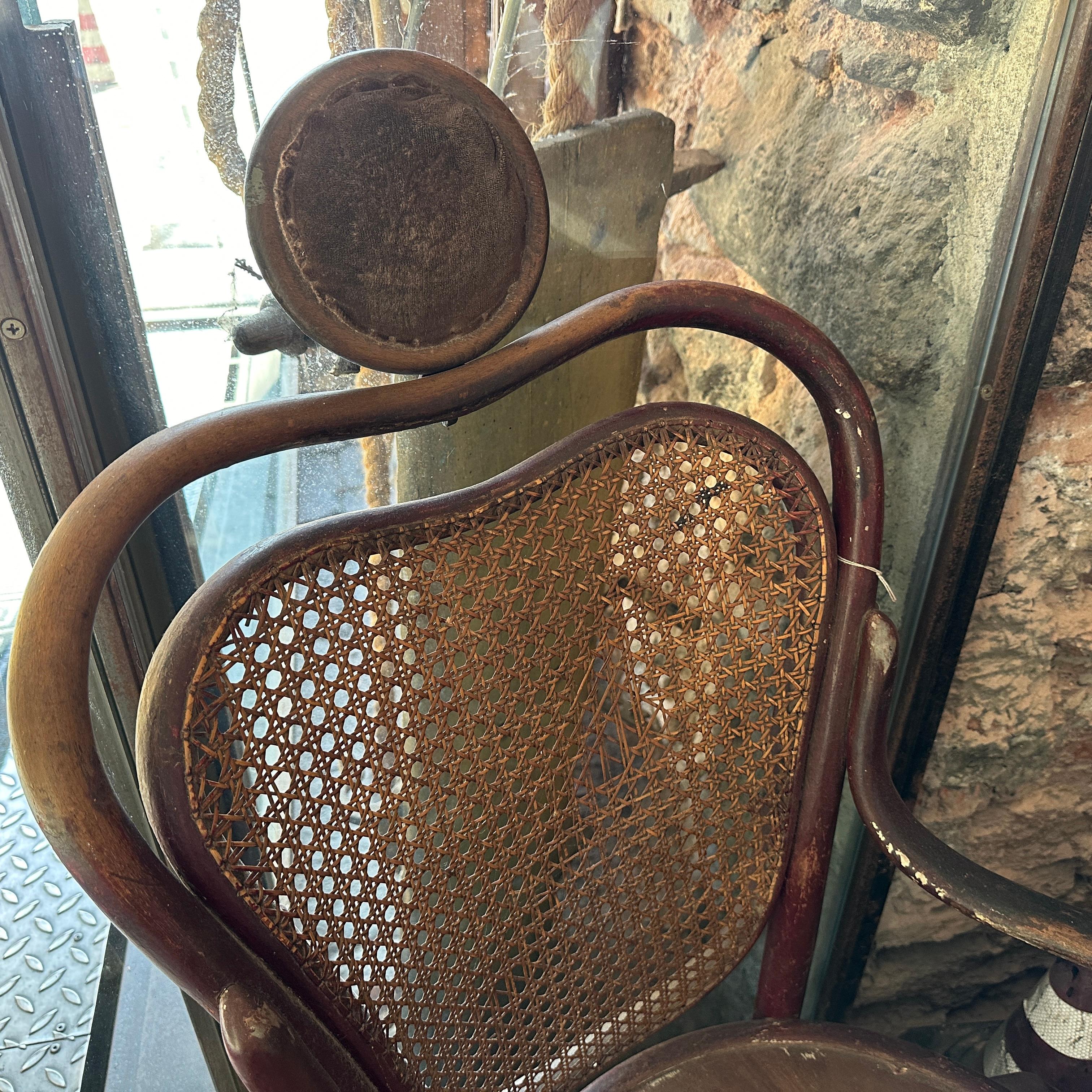 Early 20th Century Art Nouveau Wood and Wicker Tonet Italian Swivel Barber Chair For Sale 1