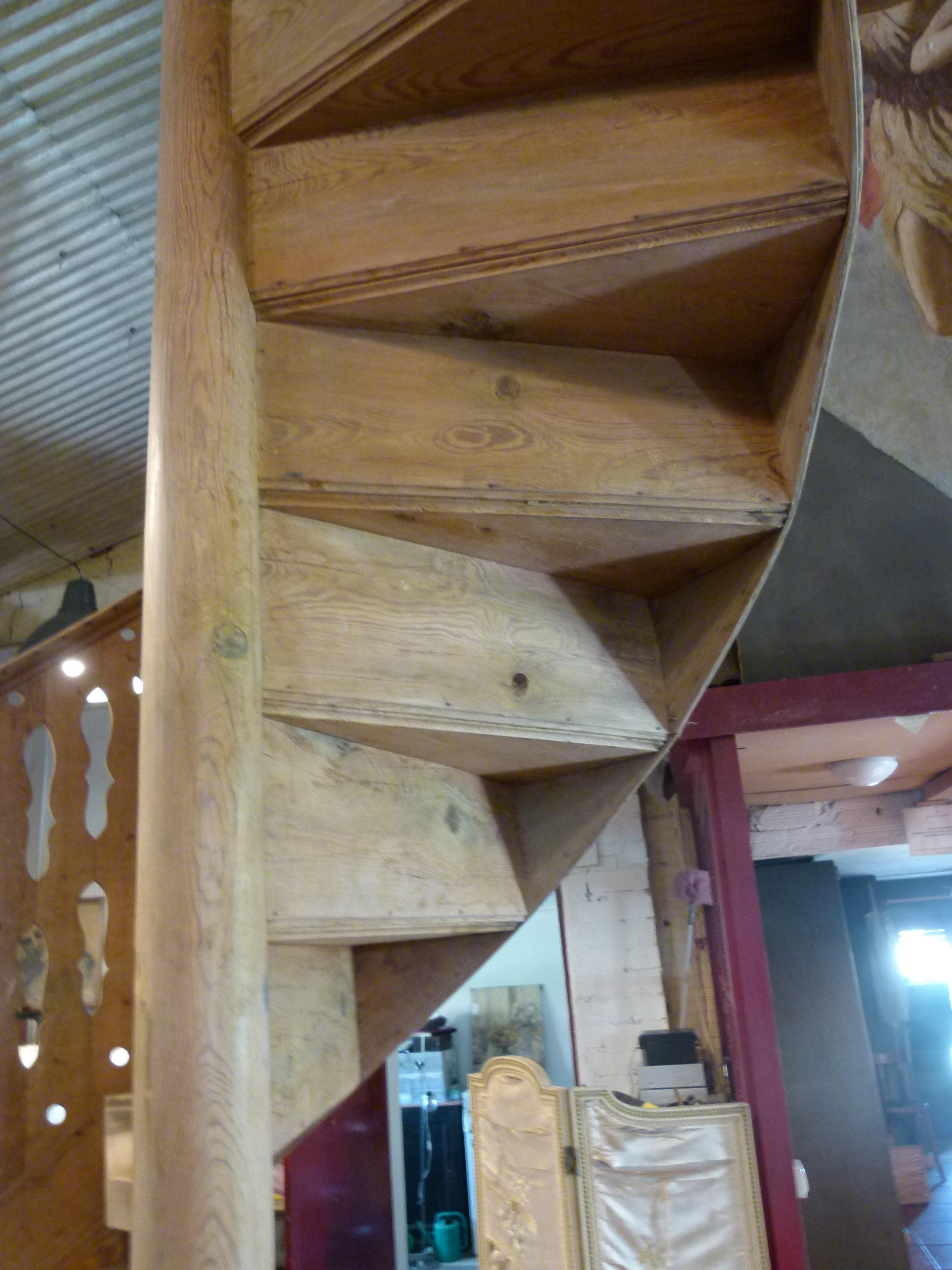 Early 20th Century  Spiral Staircase from Spain, Pine Wood In Good Condition In Vulpellac, Girona