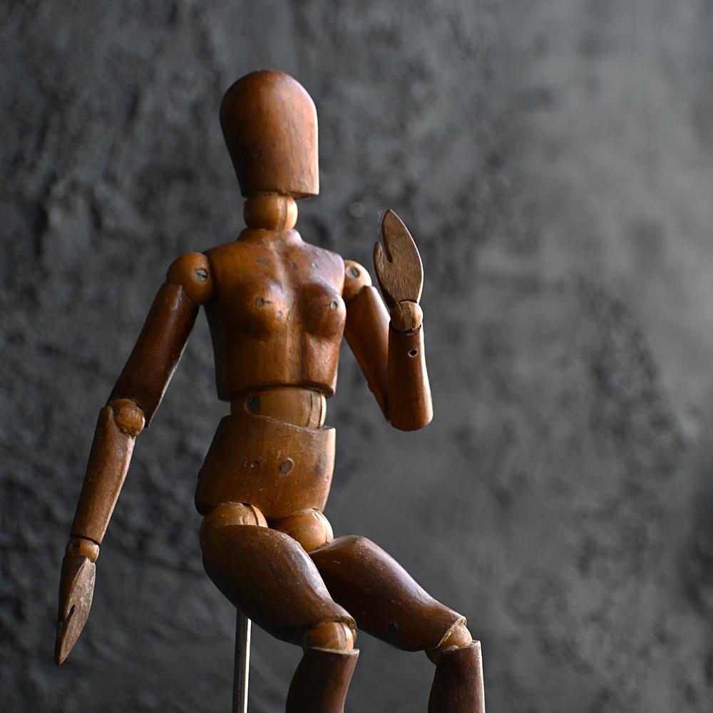 Artistes du début du 20e siècle Forme féminine Figure laïque 

L'une des formes les plus naïves et les plus simples d'une figure féminine laïque d'un artiste du début du 20e siècle. Monté sur un support métallique sur mesure pour faciliter le