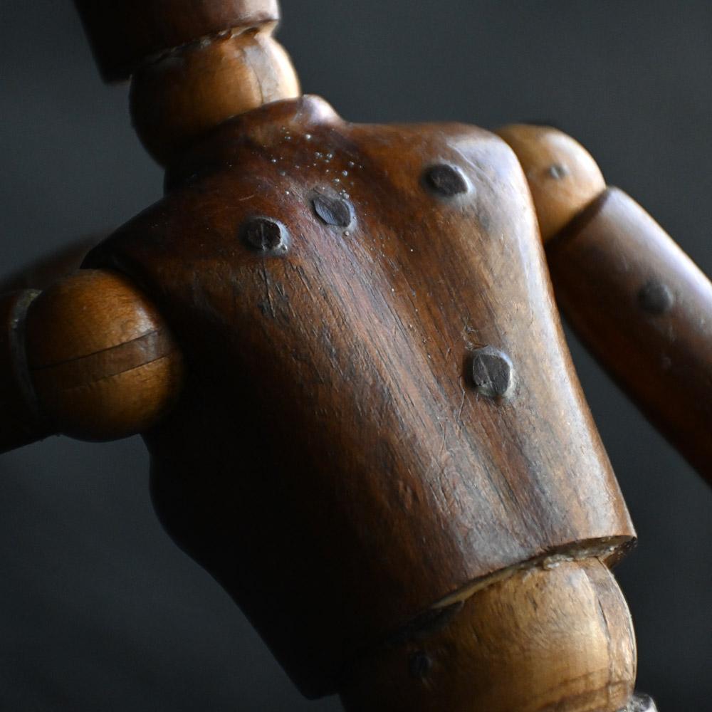 Sculpté à la main Artistes du début du 20e siècle Forme féminine Figure laïque