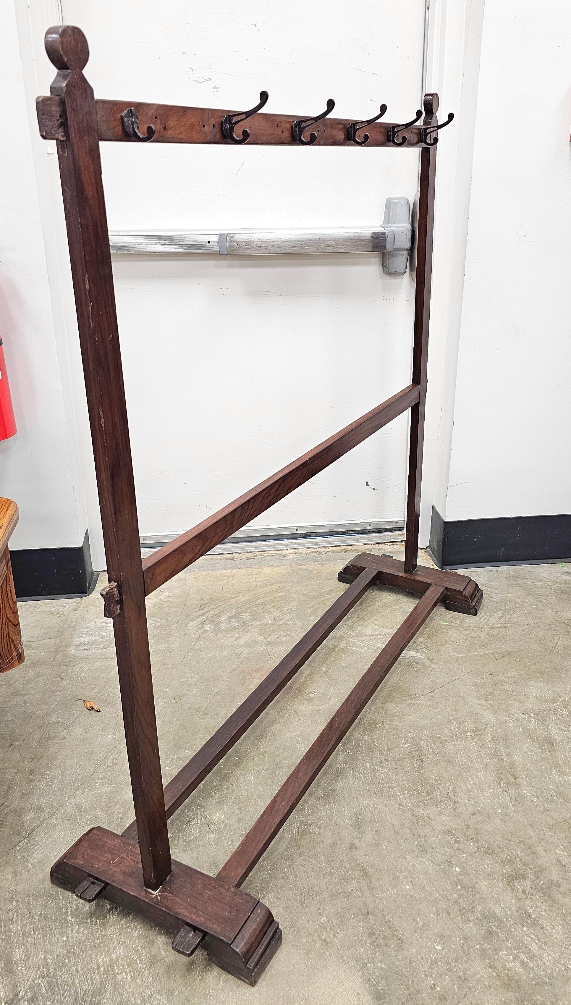 Uno scaffale per cappotti, coperte e asciugamani in legno massiccio di quercia, realizzato all'inizio del XX secolo.
Misura 46