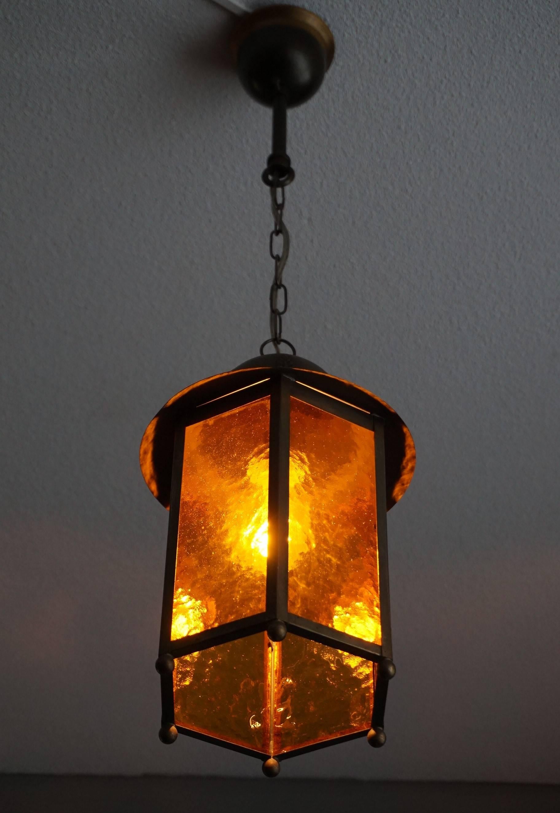 Colgante tipo farol de latón y cristal ámbar de principios del siglo XX Arts & Crafts Artes y manualidades