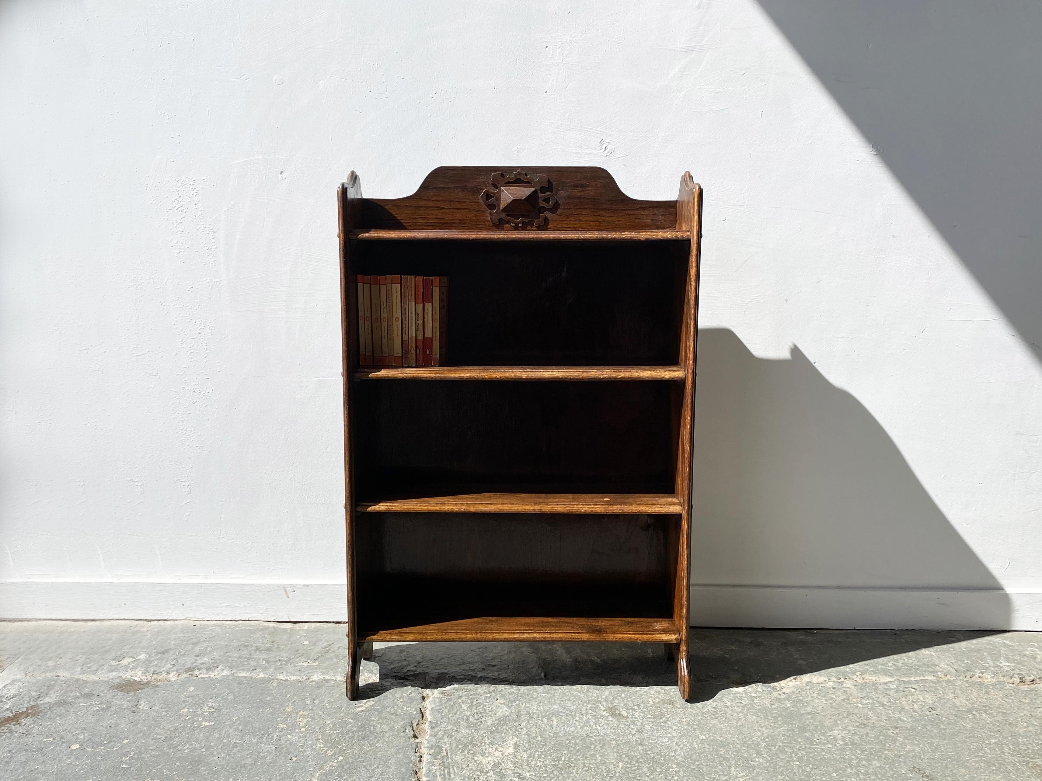 A solid oak freestanding early 20th Century Arts and Crafts open fronted book shelf unit.  Shaped gallery top with carved detailing above three open shelves. 

Size 
Width 69cm x depth 21cm x height 104cm x shelf heights 25cm

Condition:
Very good