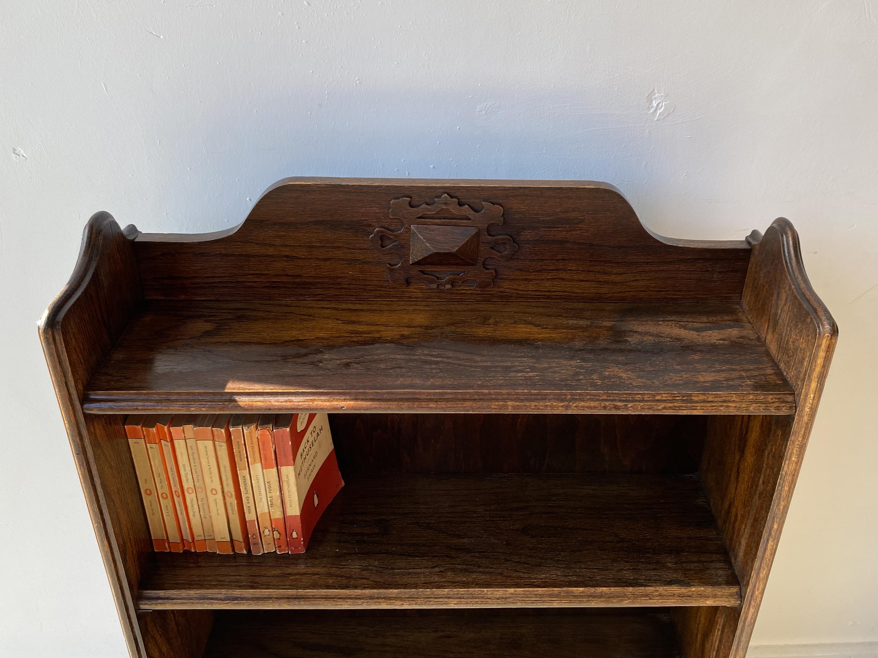 Early 20th century Arts and Crafts oak book shelves In Good Condition In London, GB