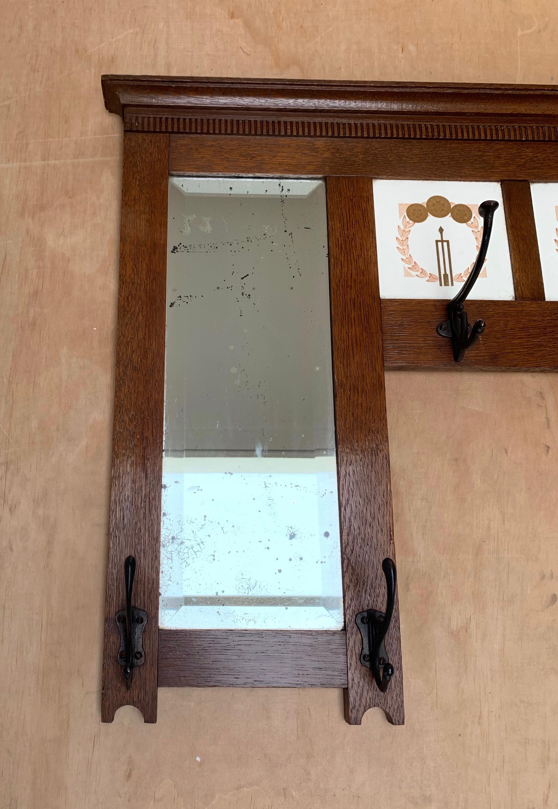 Um 1910 Arts and Crafts Eichenholz-Wandmantelständer, abgeschrägter Spiegel und handbemalte Kacheln im Angebot 7