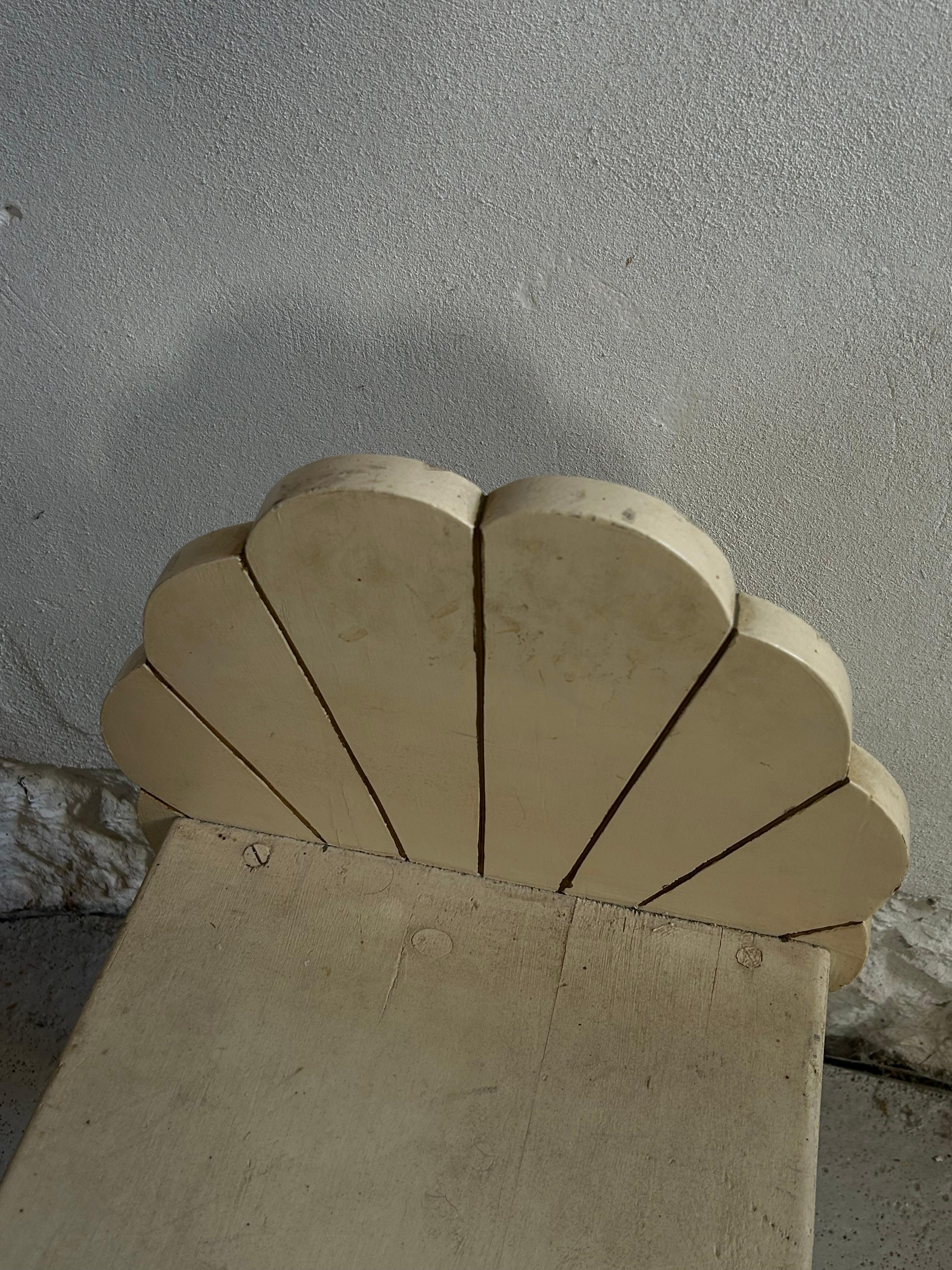 Rare et charmant banc en bois du début du 20e siècle, fabriqué dans l'esprit du mouvement danois Skønvirke - le pendant scandinave de l'Art nouveau. Cette pièce présente des panneaux latéraux festonnés sculptés à la main, évoquant un motif de