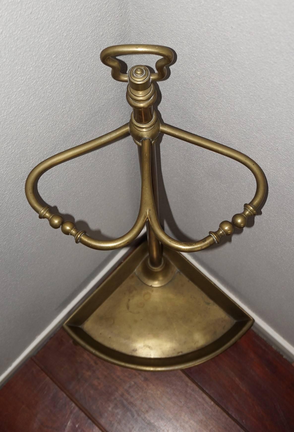 Early 20th Century Arts & Crafts Striking and Heavy Brass Corner Umbrella Stand In Excellent Condition For Sale In Lisse, NL