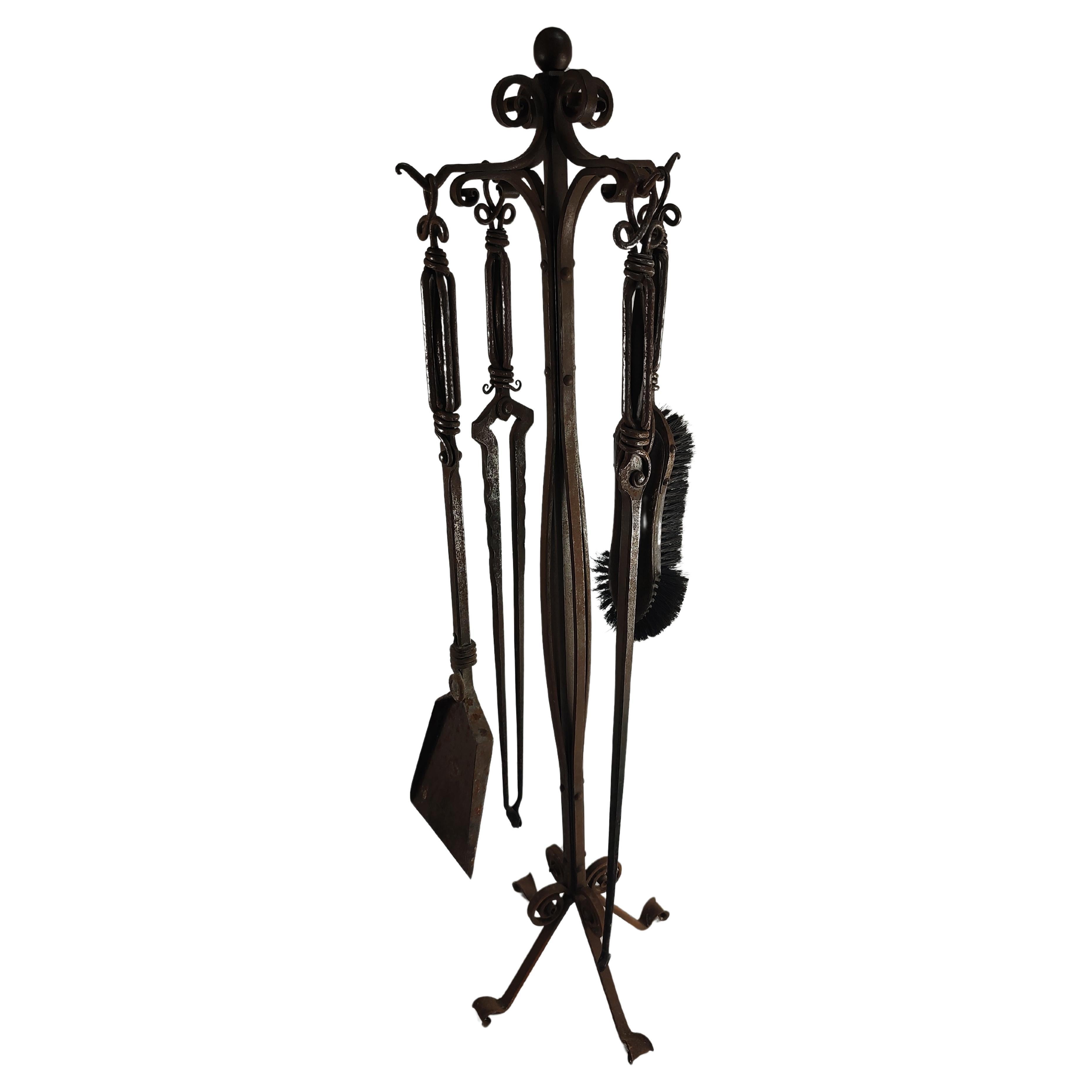 Début du 20ème siècle, Arts & Crafts 5 Pieces Hand Wrought Fireplace Tool Set