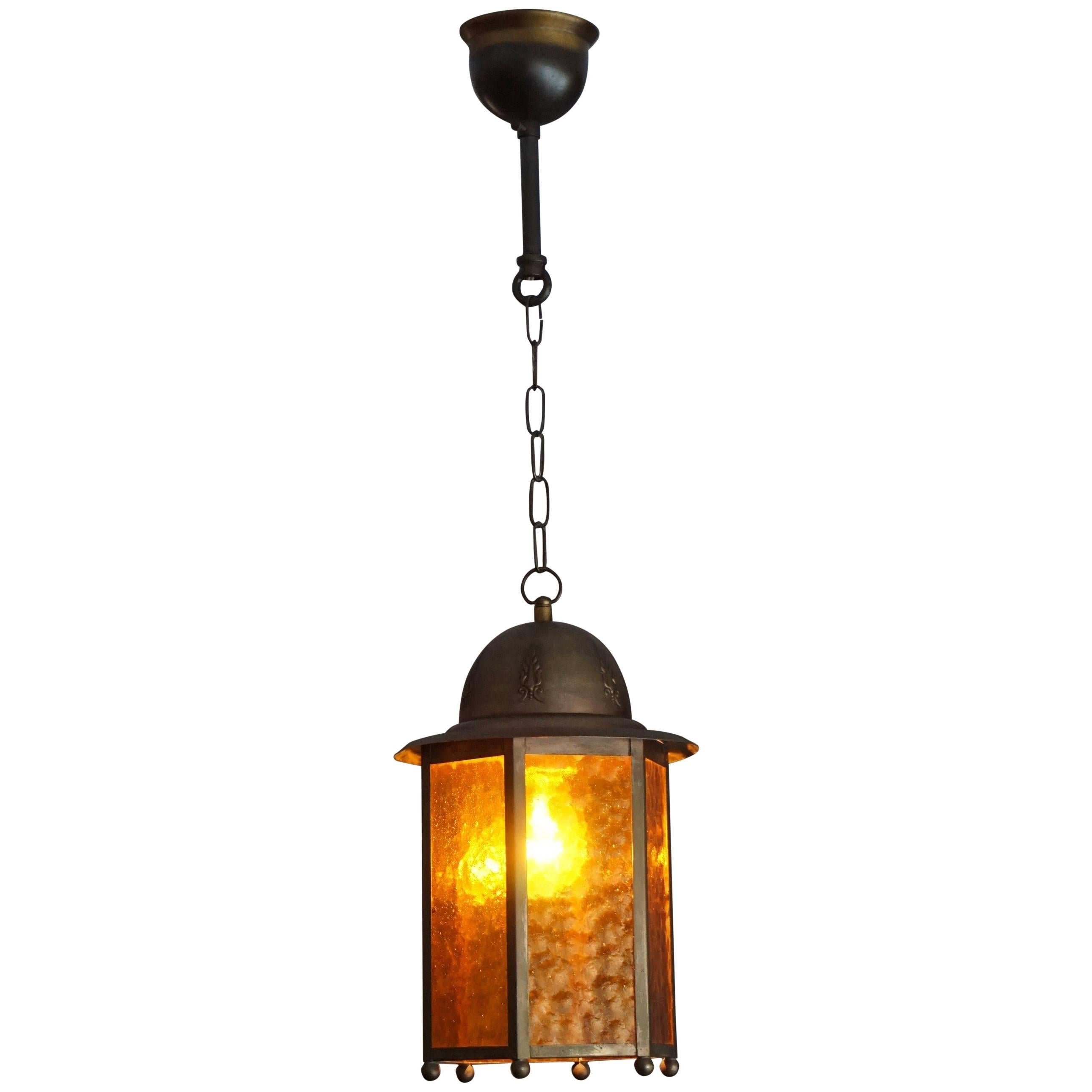 Colgante tipo farol de latón y cristal ámbar de principios del siglo XX Arts & Crafts